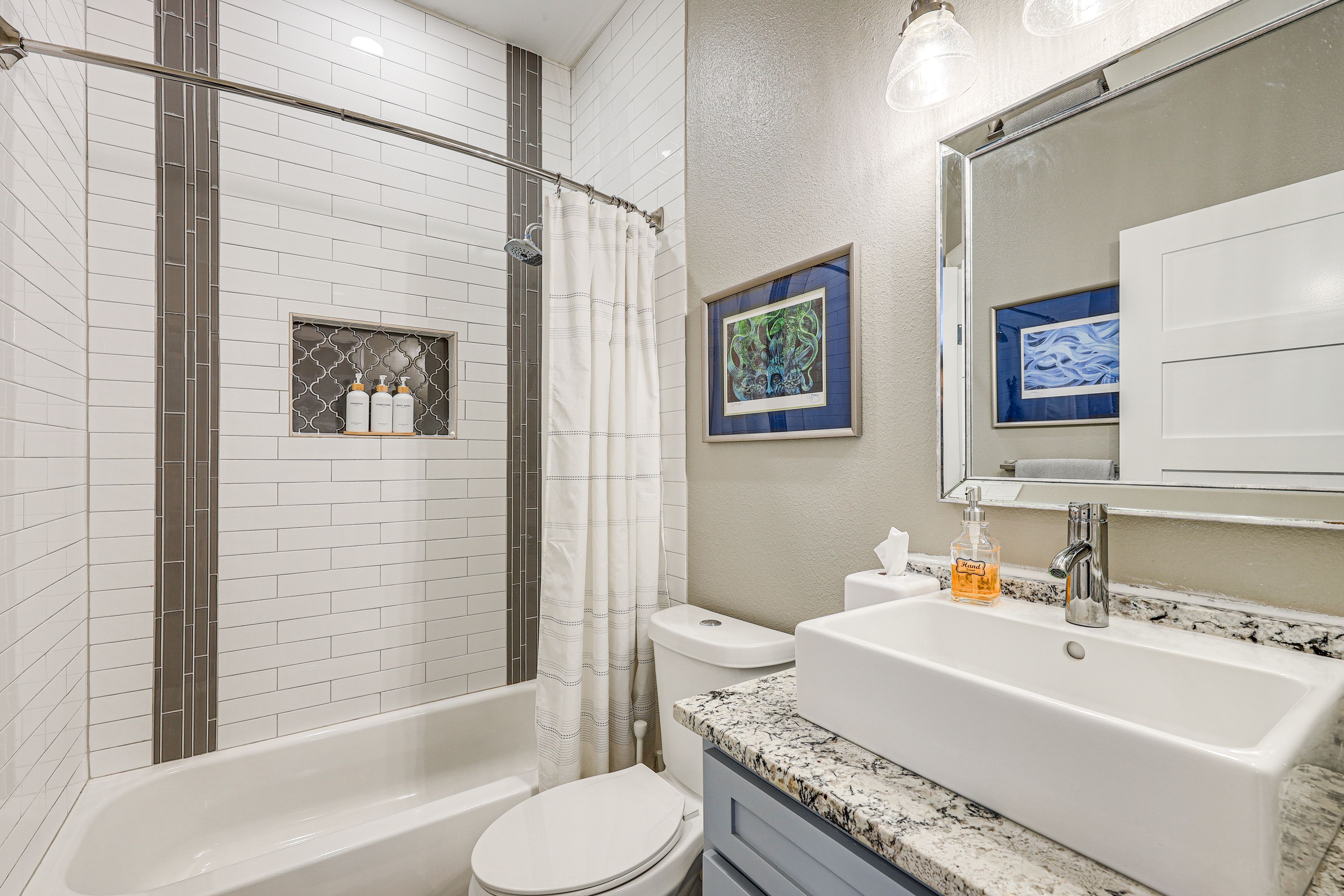 Full Bathroom | Complimentary Toiletries