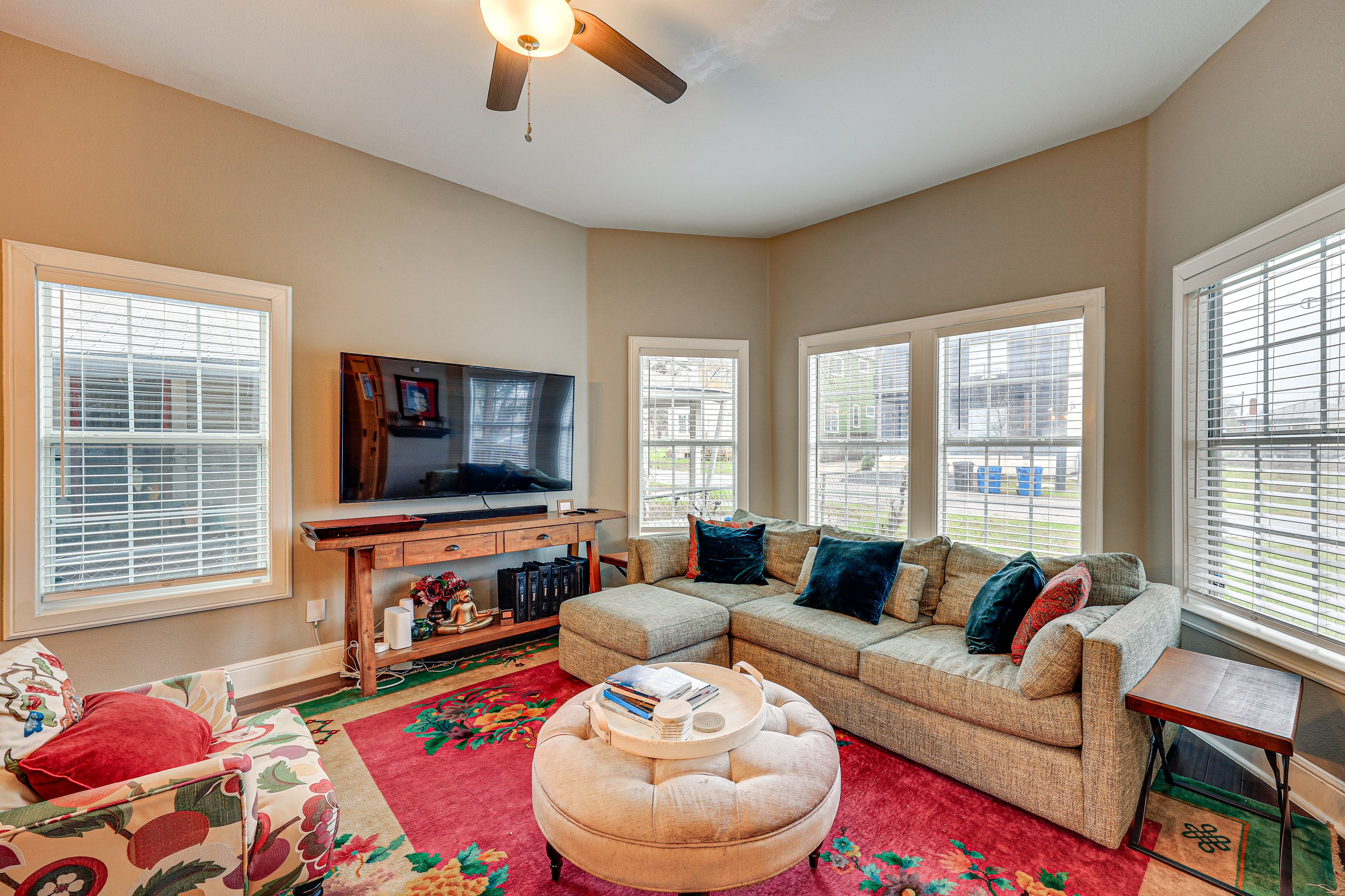 Living Room | Smart TV | Free WiFi | Central A/C & Heating