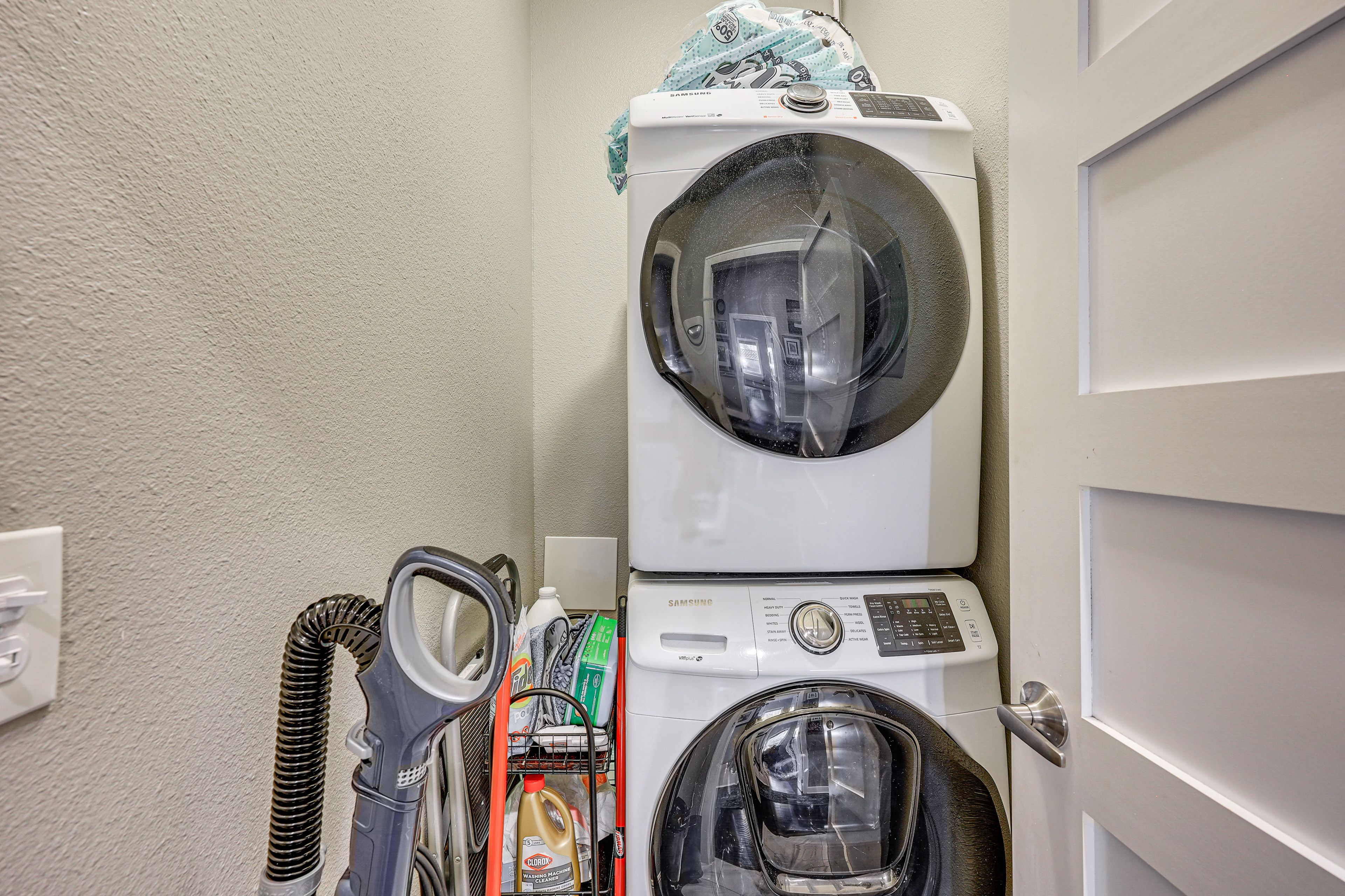 Laundry Closet | Washer & Dryer