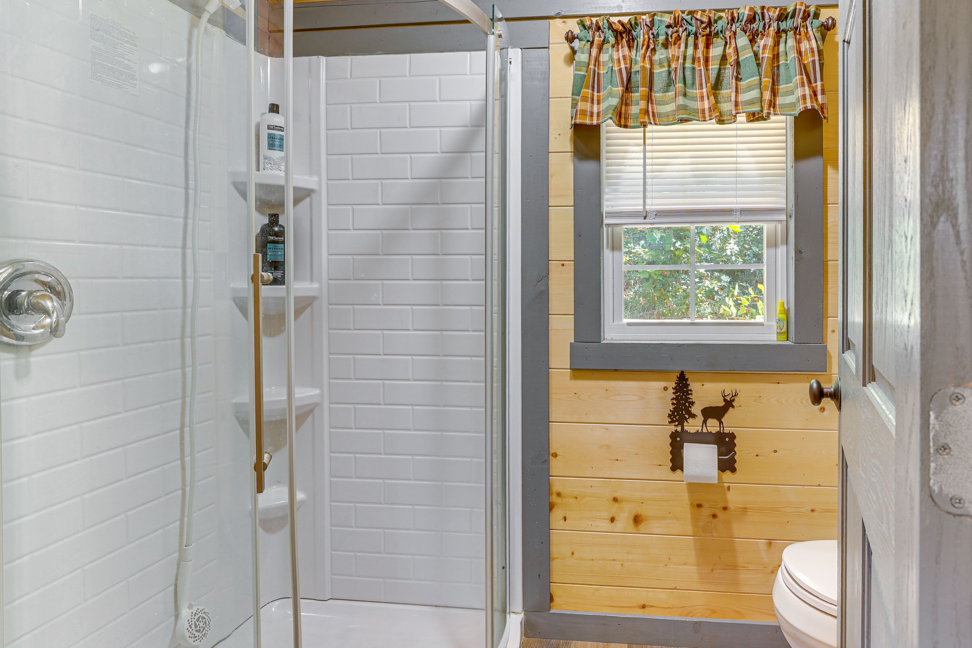 Full Bathroom | Towels Provided | Complimentary Toiletries
