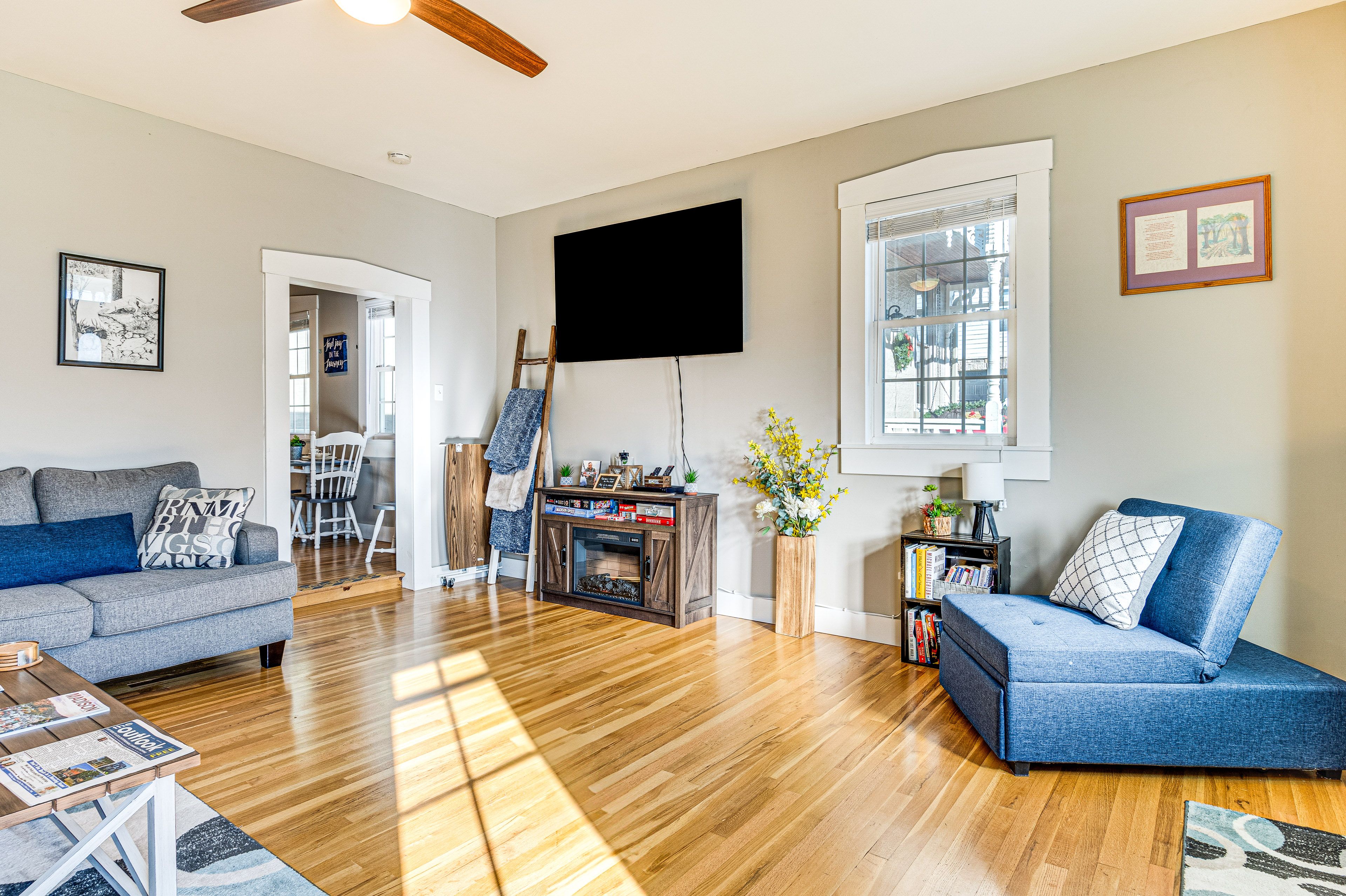 Living Room | Smart TV | Free WiFi | Board Games & Books | Queen Sleeper Sofa