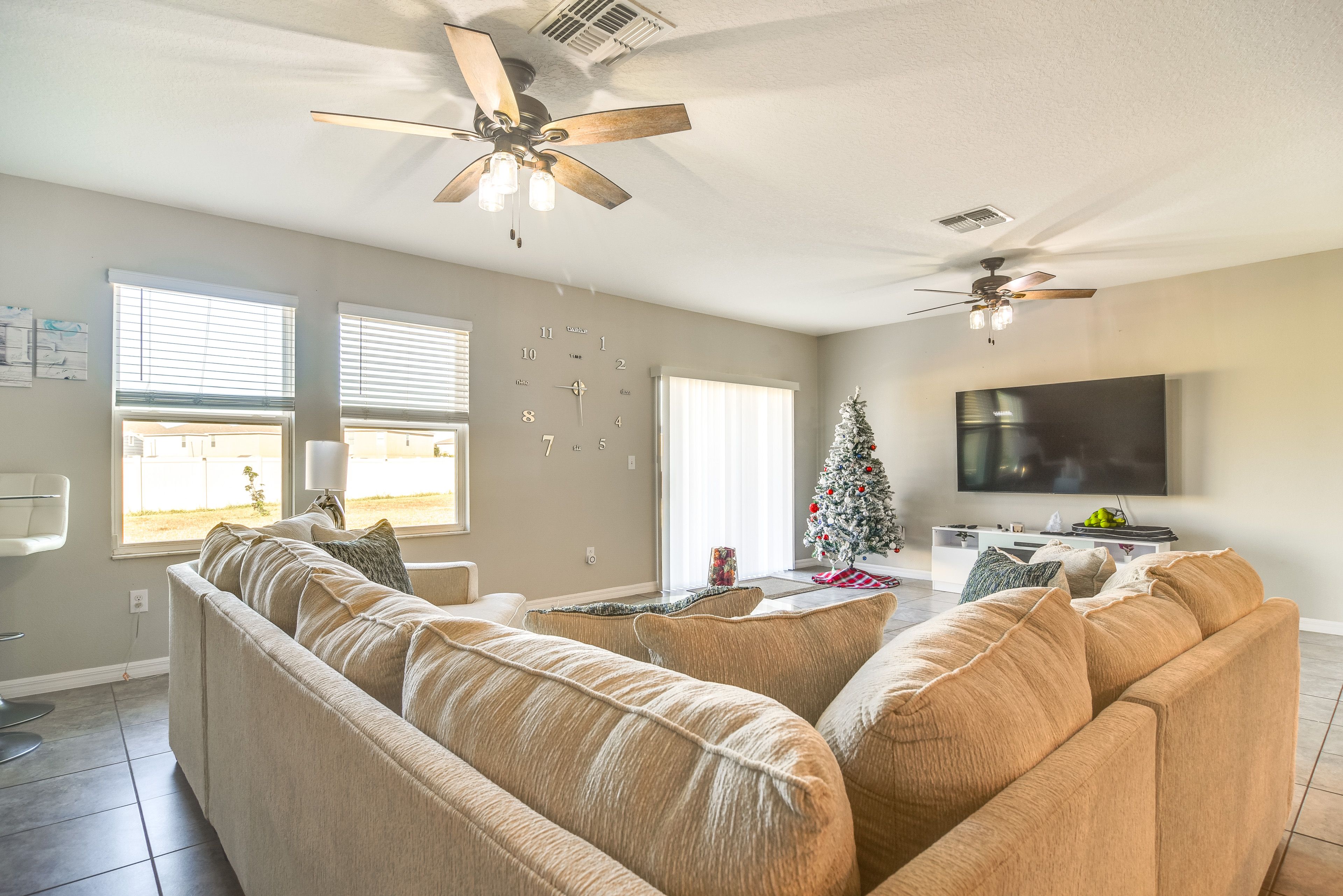 Living Room | 1st Floor | Smart TV | Free WiFi | Central A/C & Heating
