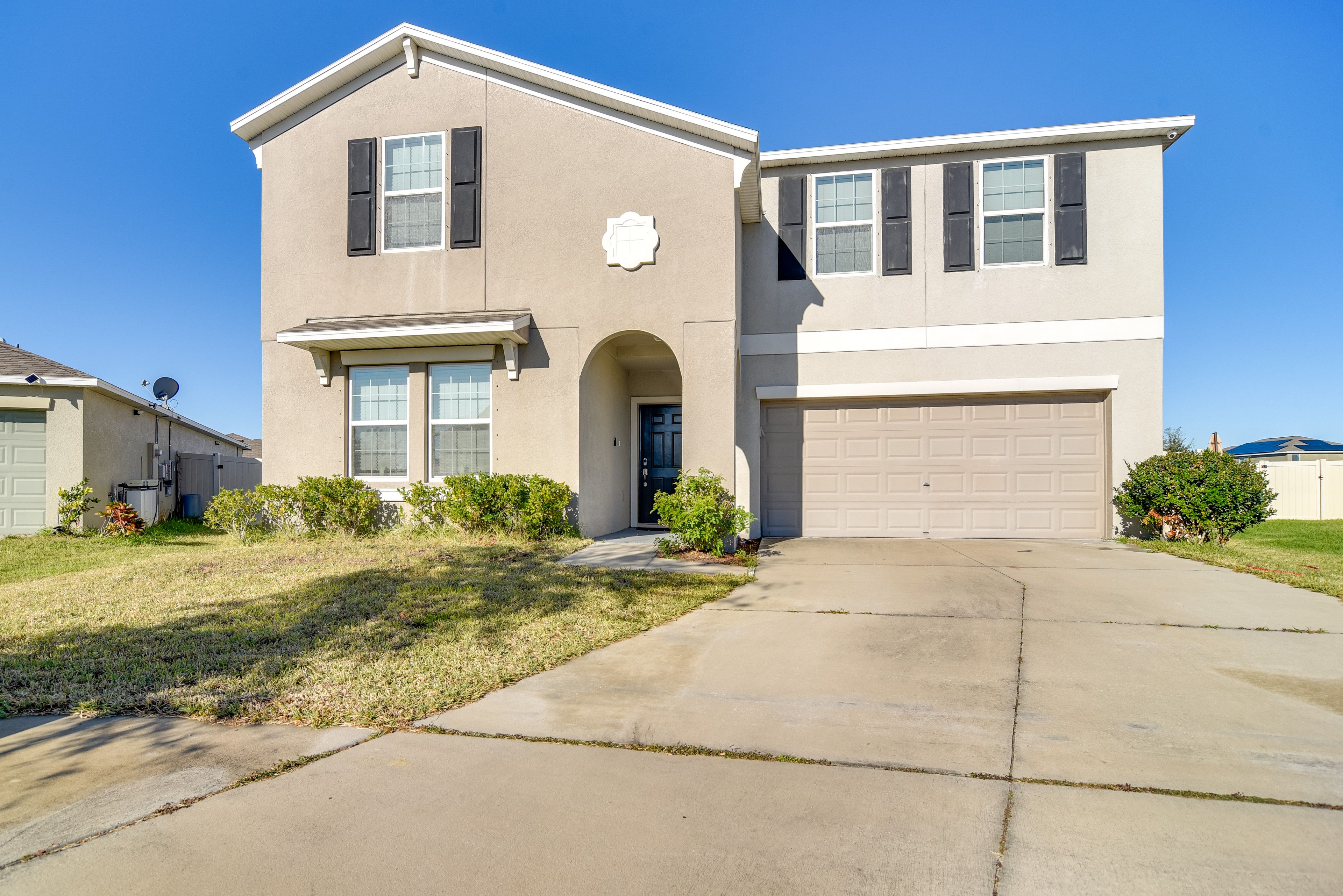 Property Exterior | Driveway (4 Vehicles) | Guest Parking (Clubhouse)
