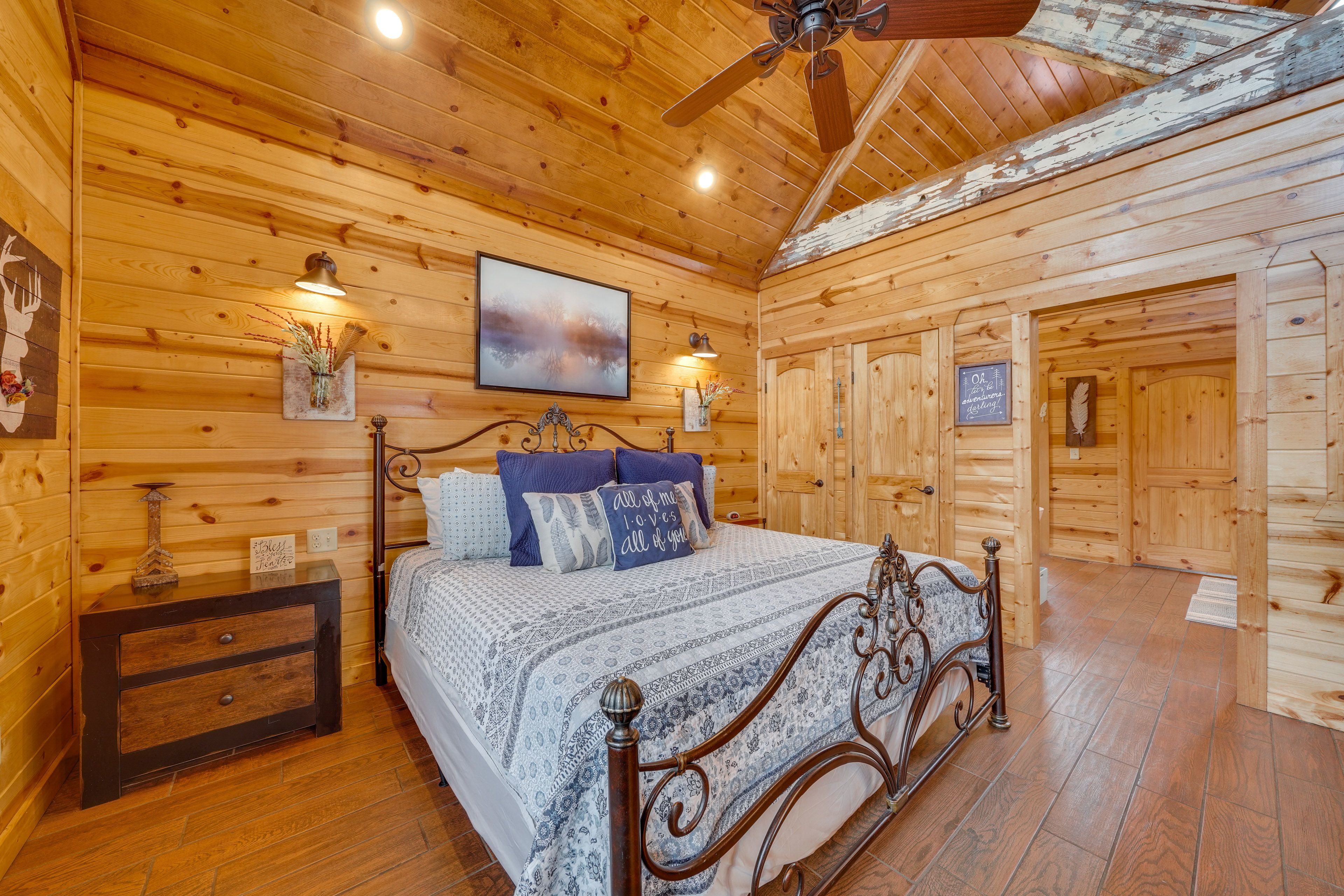 Studio | King Bed | Linens Provided