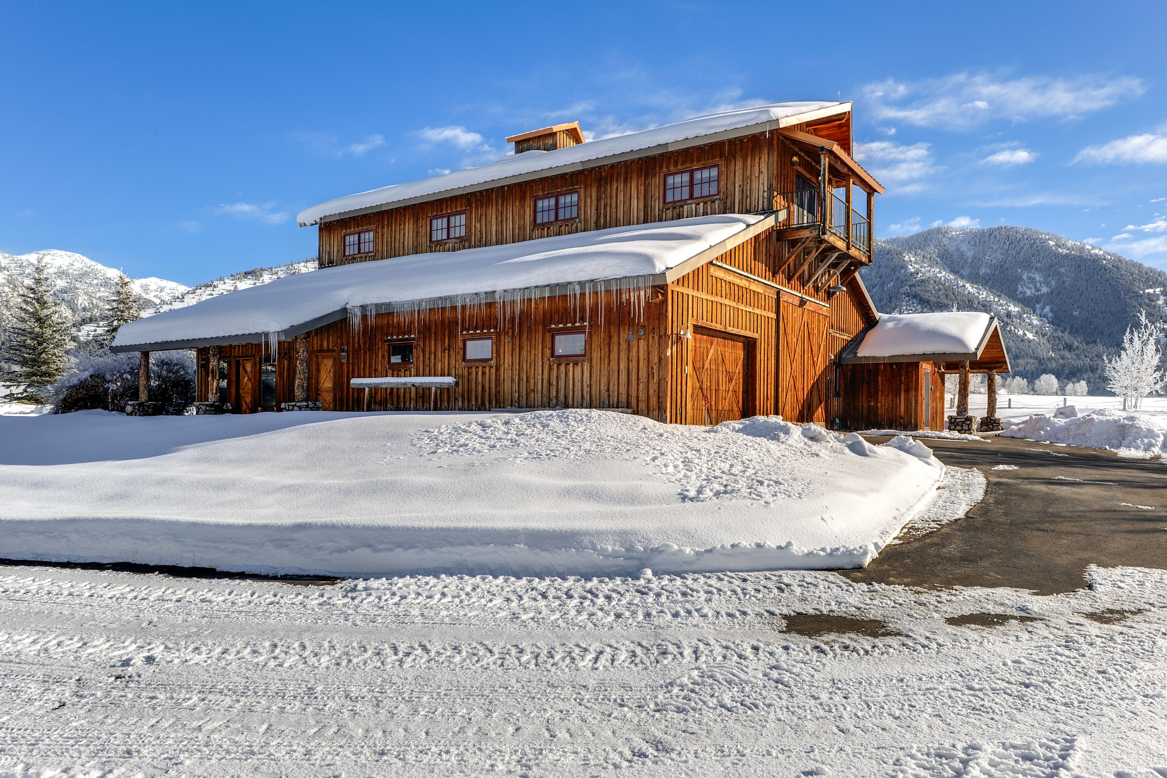 Bedford Vacation Rental | 4BR | 4BA | 1 Step Required | 4,100 Sq Ft
