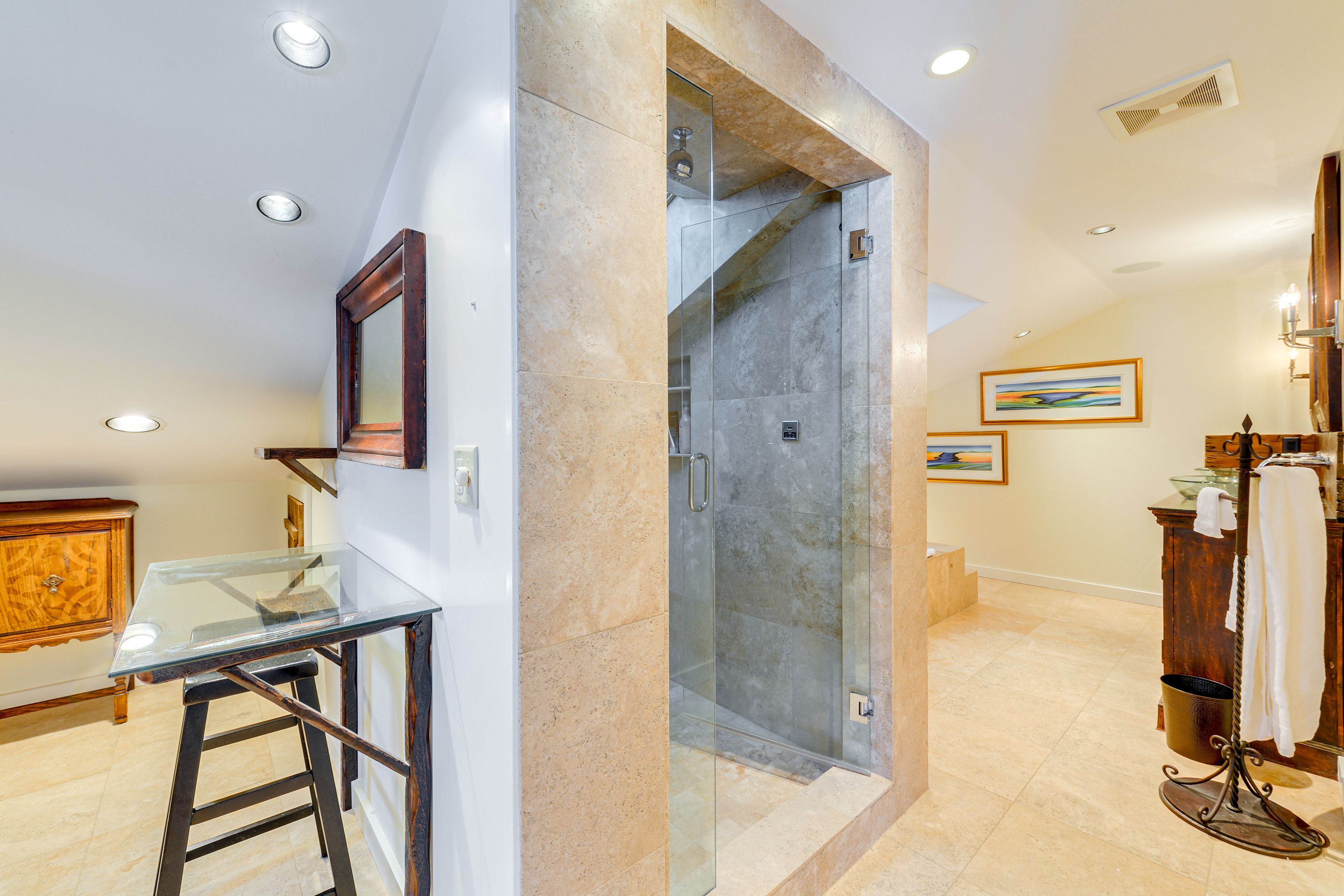 En-Suite Bathroom | 2nd Floor | Jetted Tub | Towels Provided