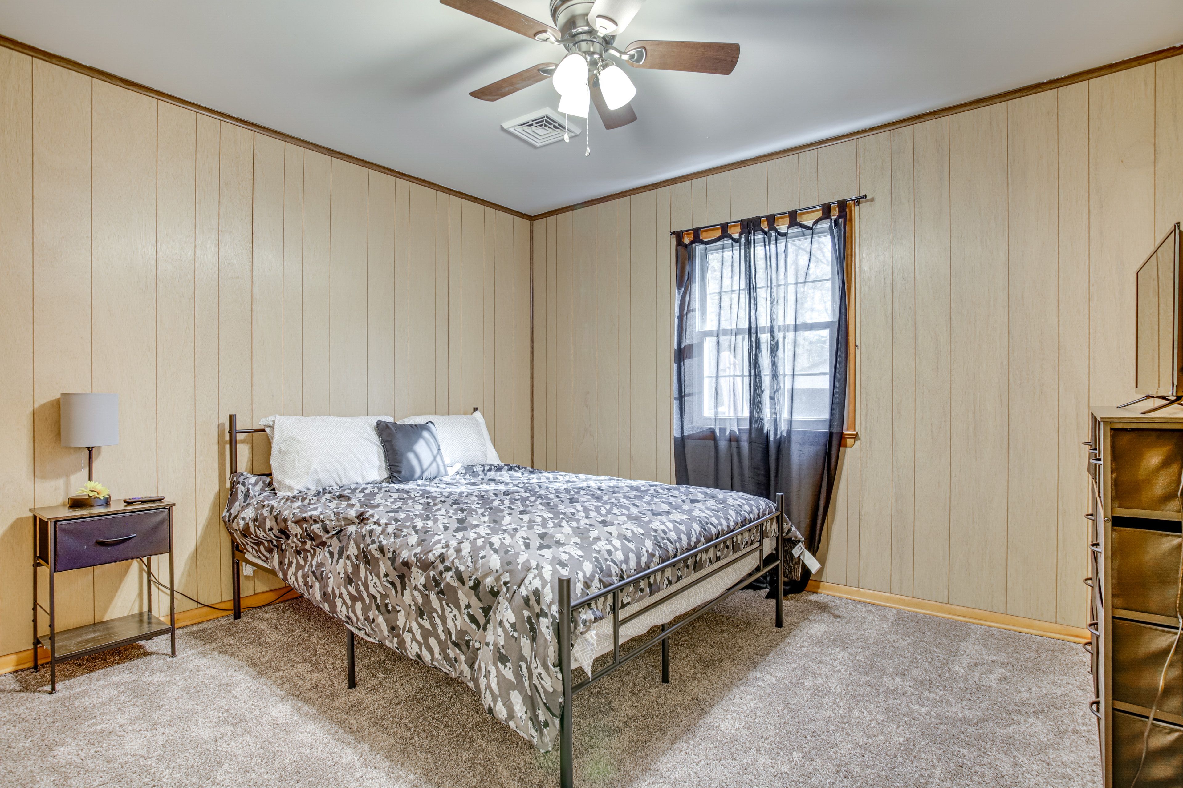 Bedroom 2 | Queen Bed