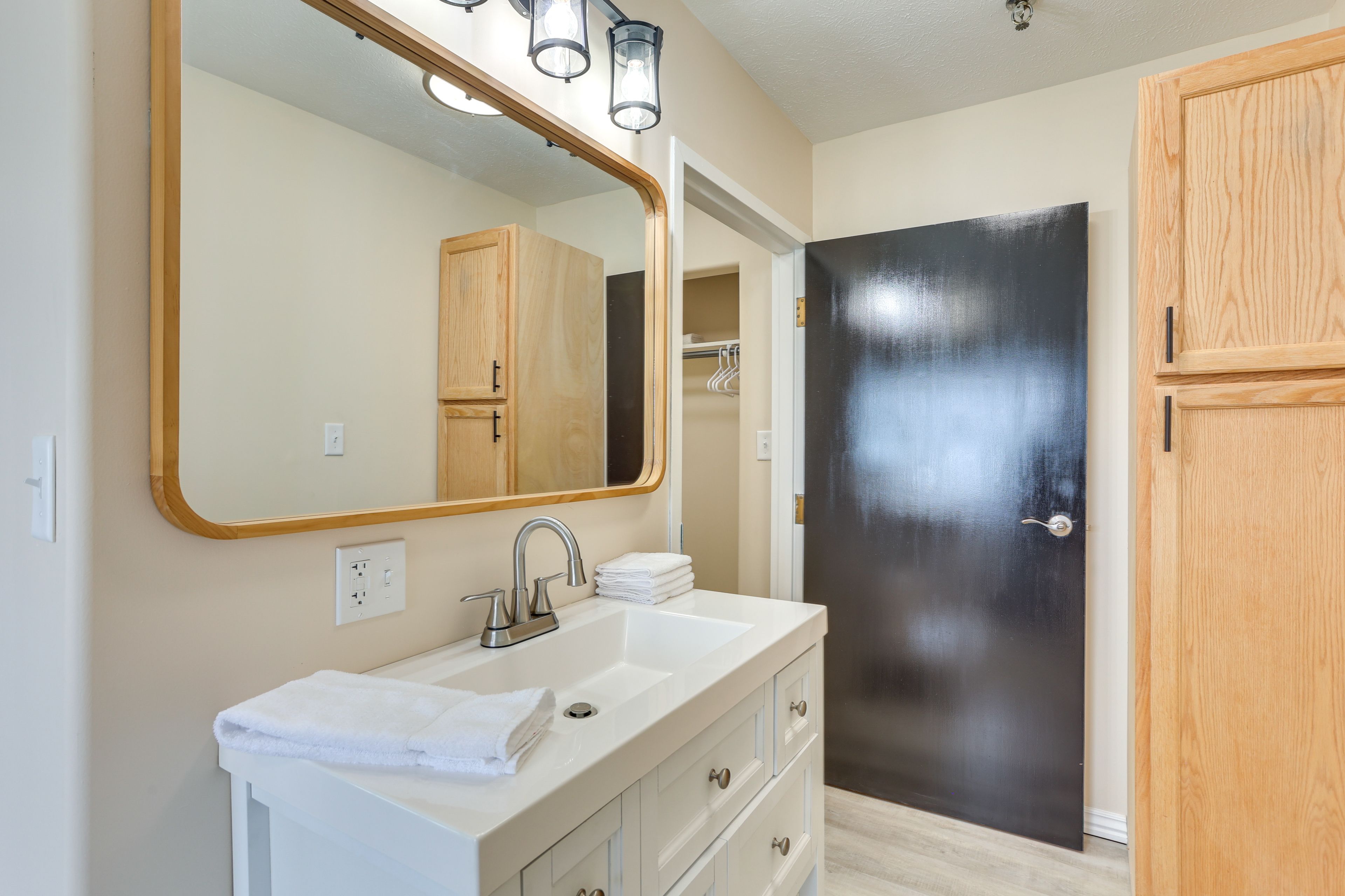 Full Bathroom | Towels Provided | Grab Rails