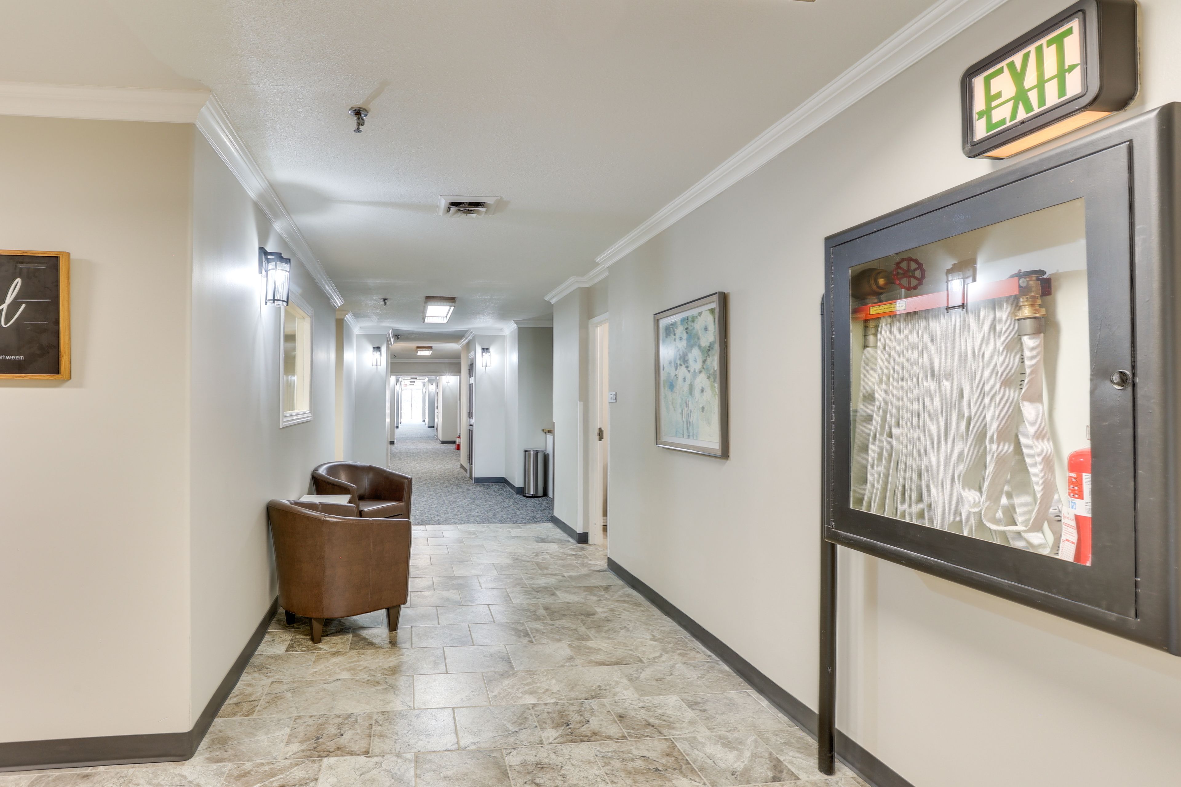 Oakland Courtyard | Apartment Complex Lobby