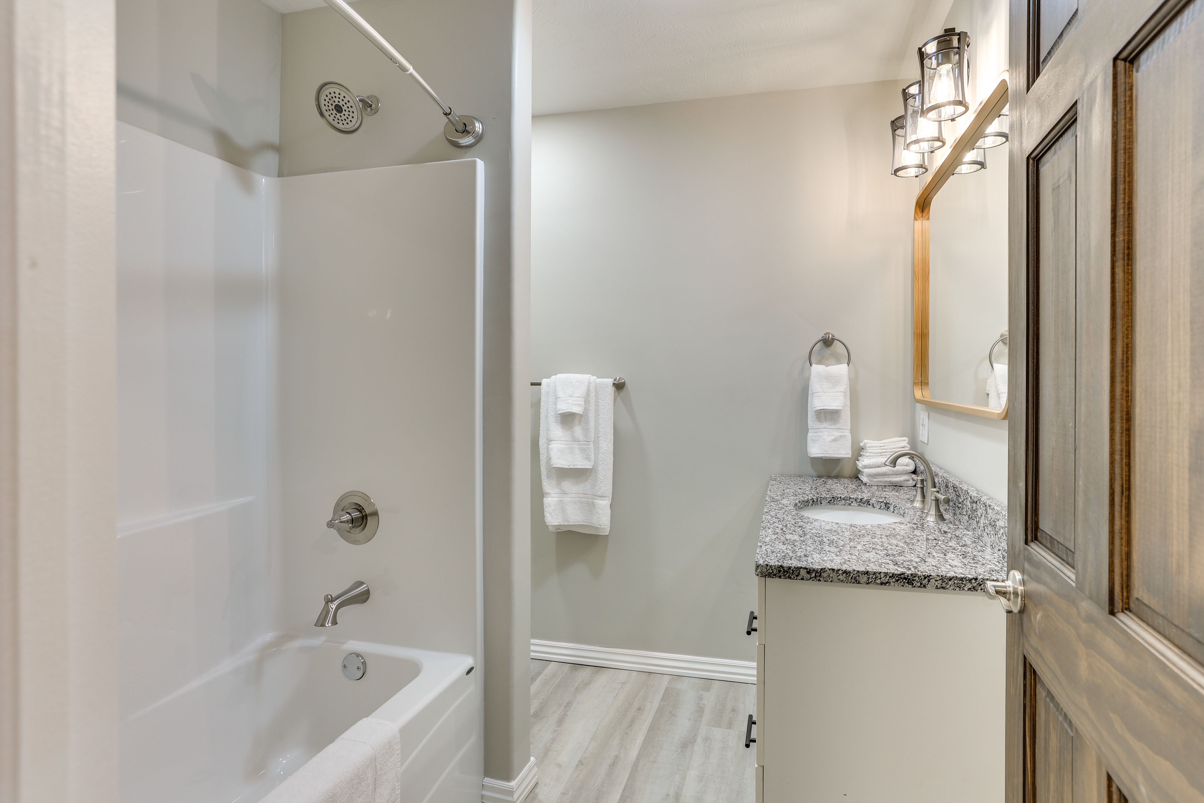 Full Bathroom | Towels Provided