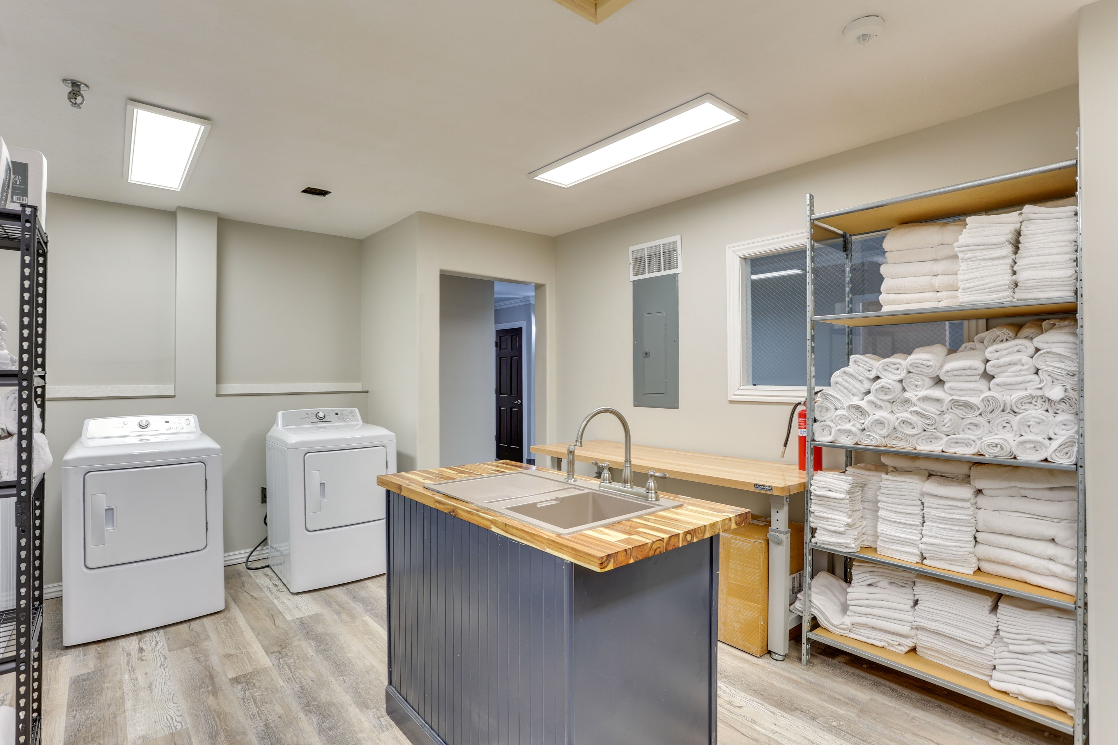 Oakland Courtyard | Coin-Operated Laundry
