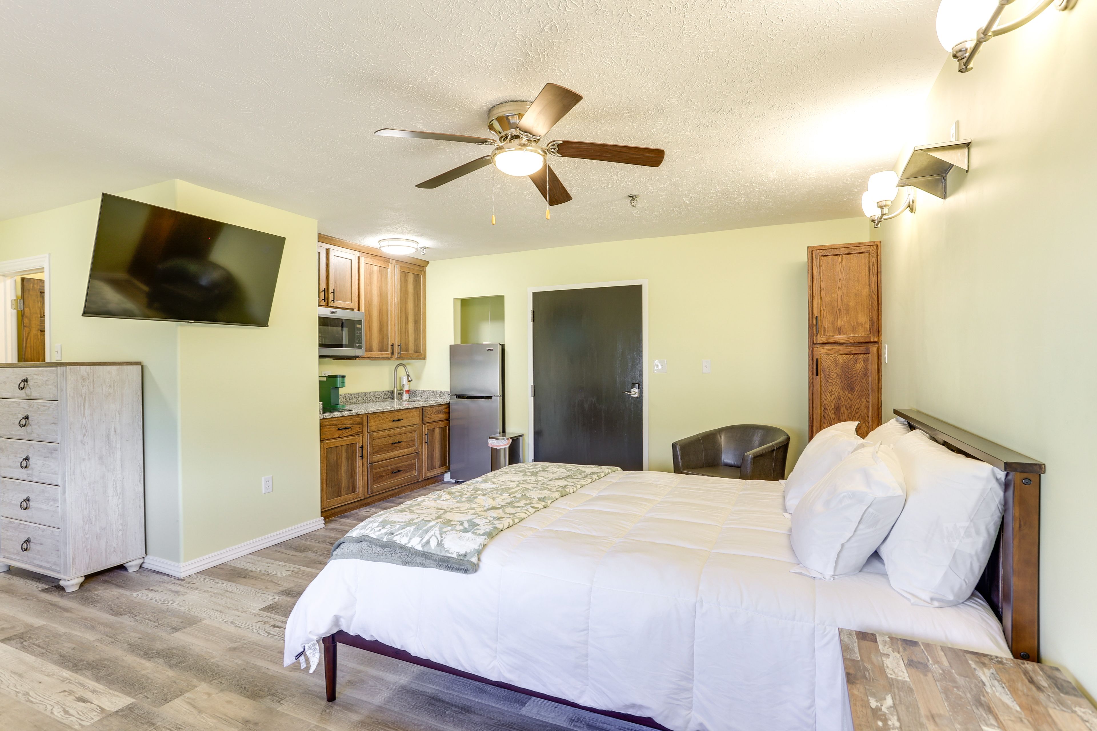 Oakland City Vacation Rental | Studio | 1BA | Step-Free Access | 400 Sq Ft