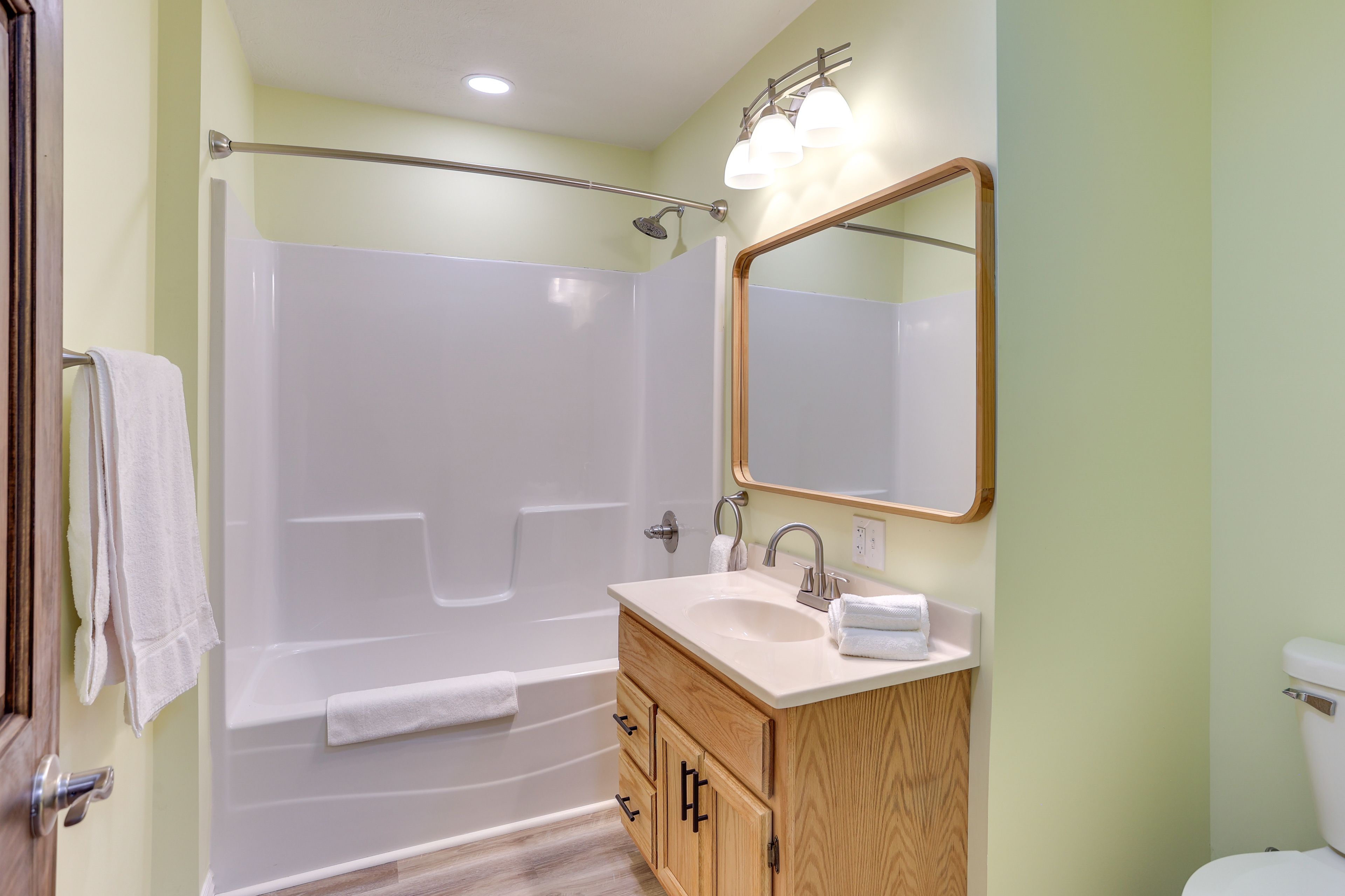 Studio | Full Bathroom | Towels Provided