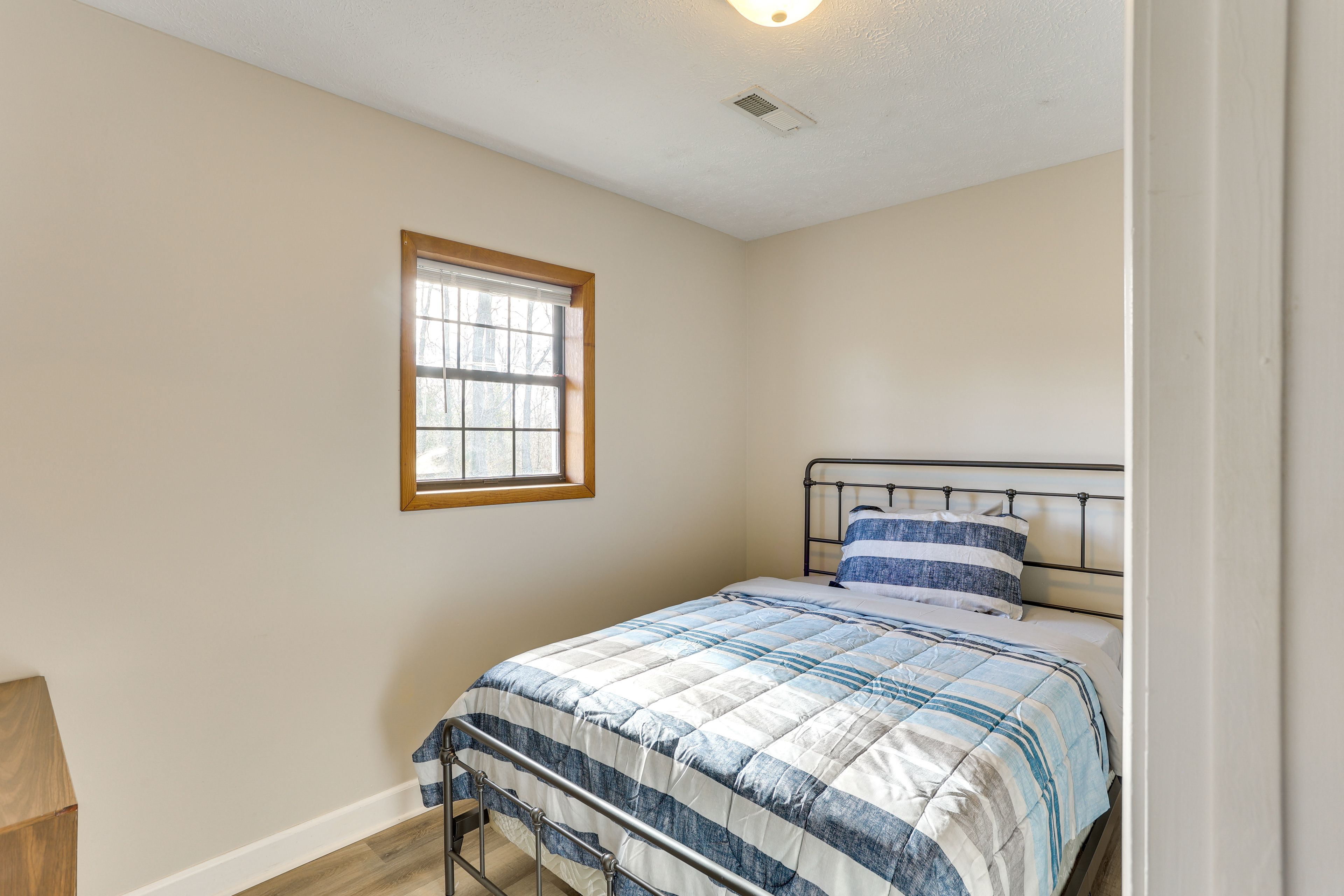 Bedroom 2 | Queen Bed | 1st Floor