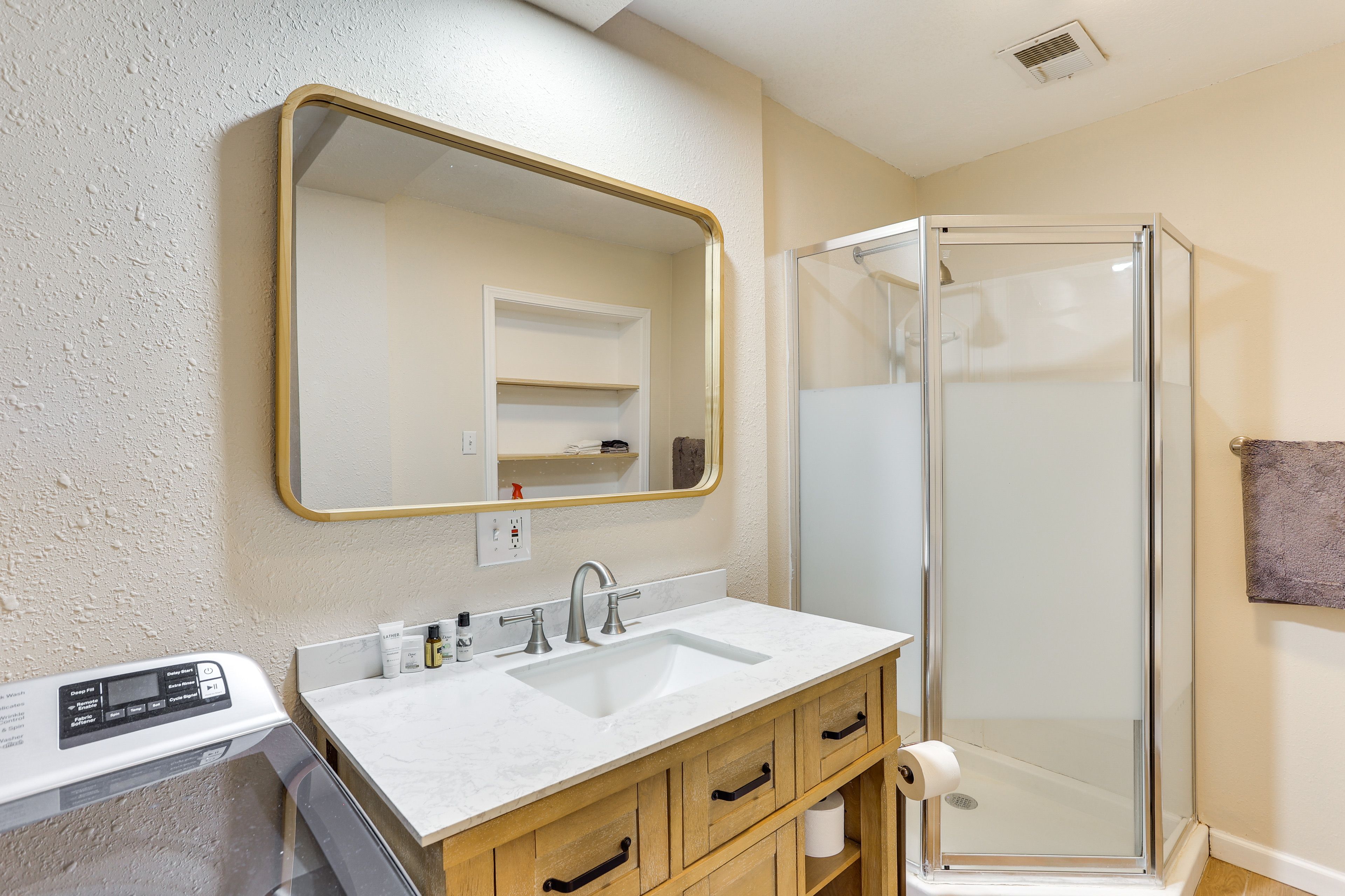 Bathroom | Towels Provided | Washer/Dryer | 1st Floor