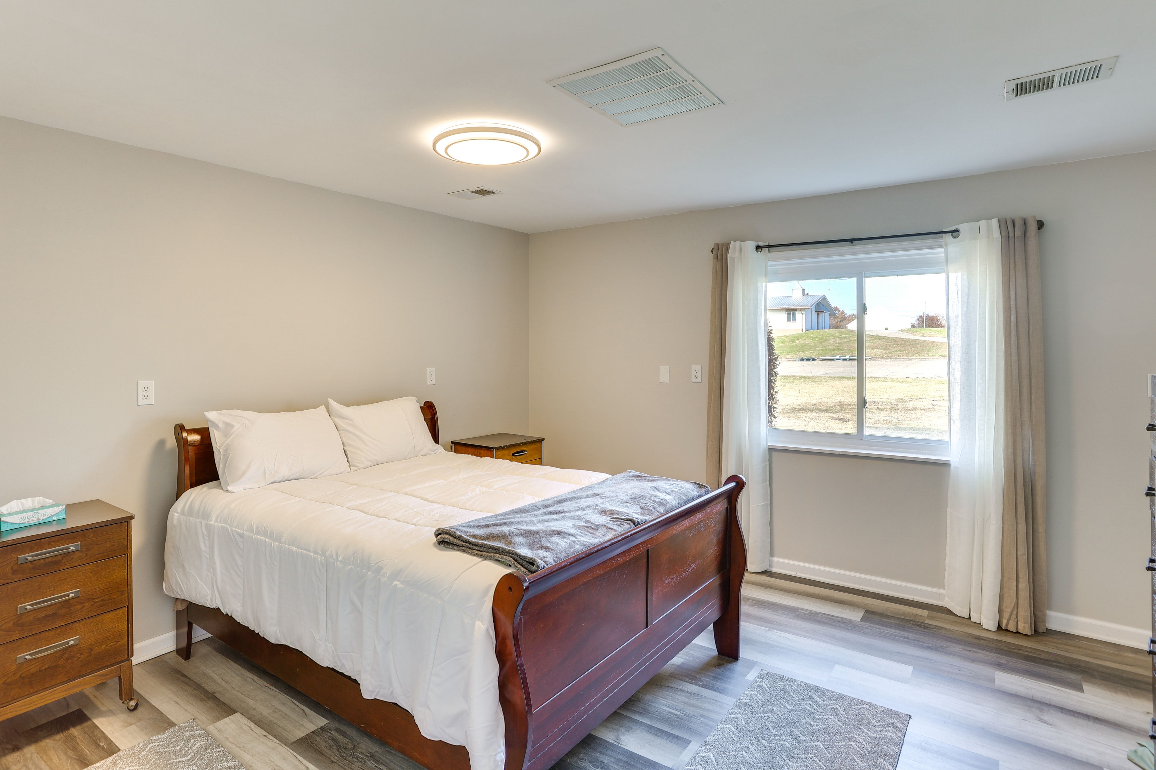 Bedroom 1 | Queen Bed | 1st Floor