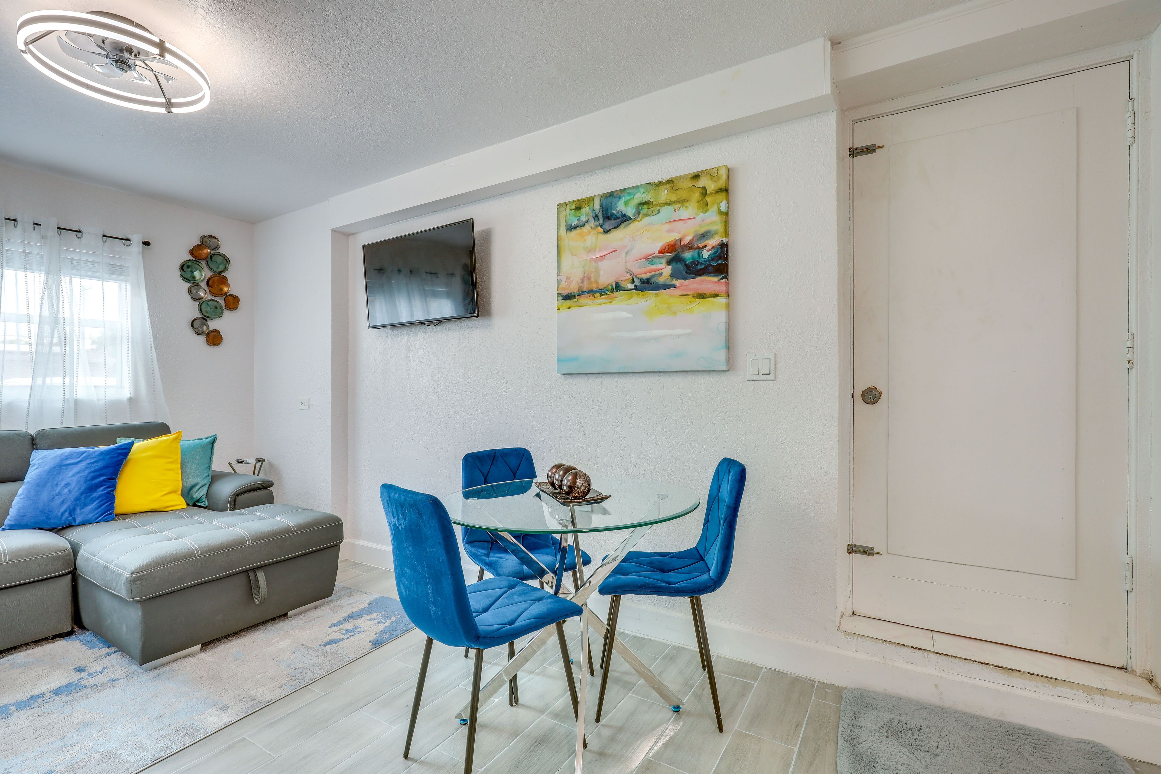 Dining Area | Dishware & Flatware Provided