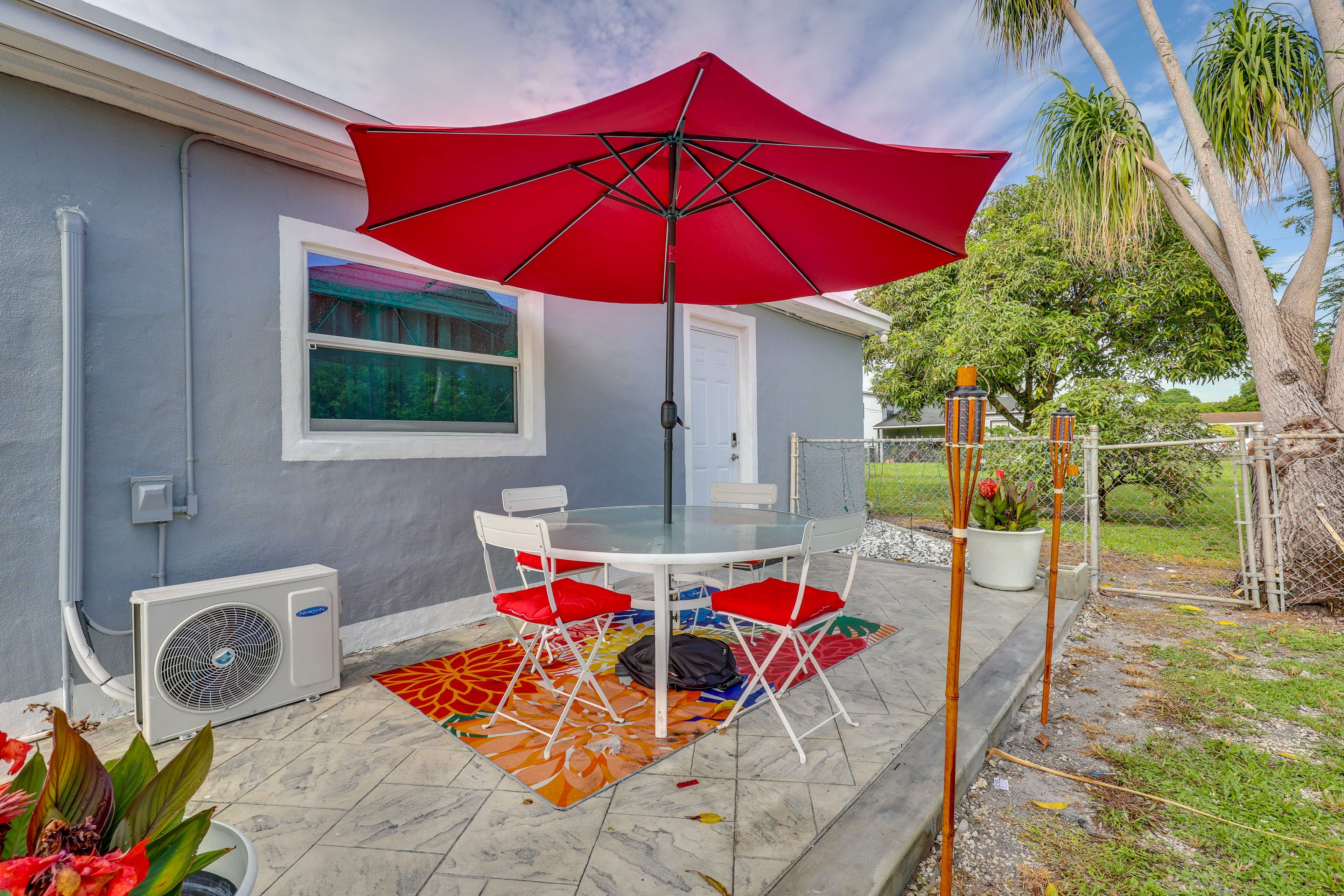 Side Patio | Outdoor Dining