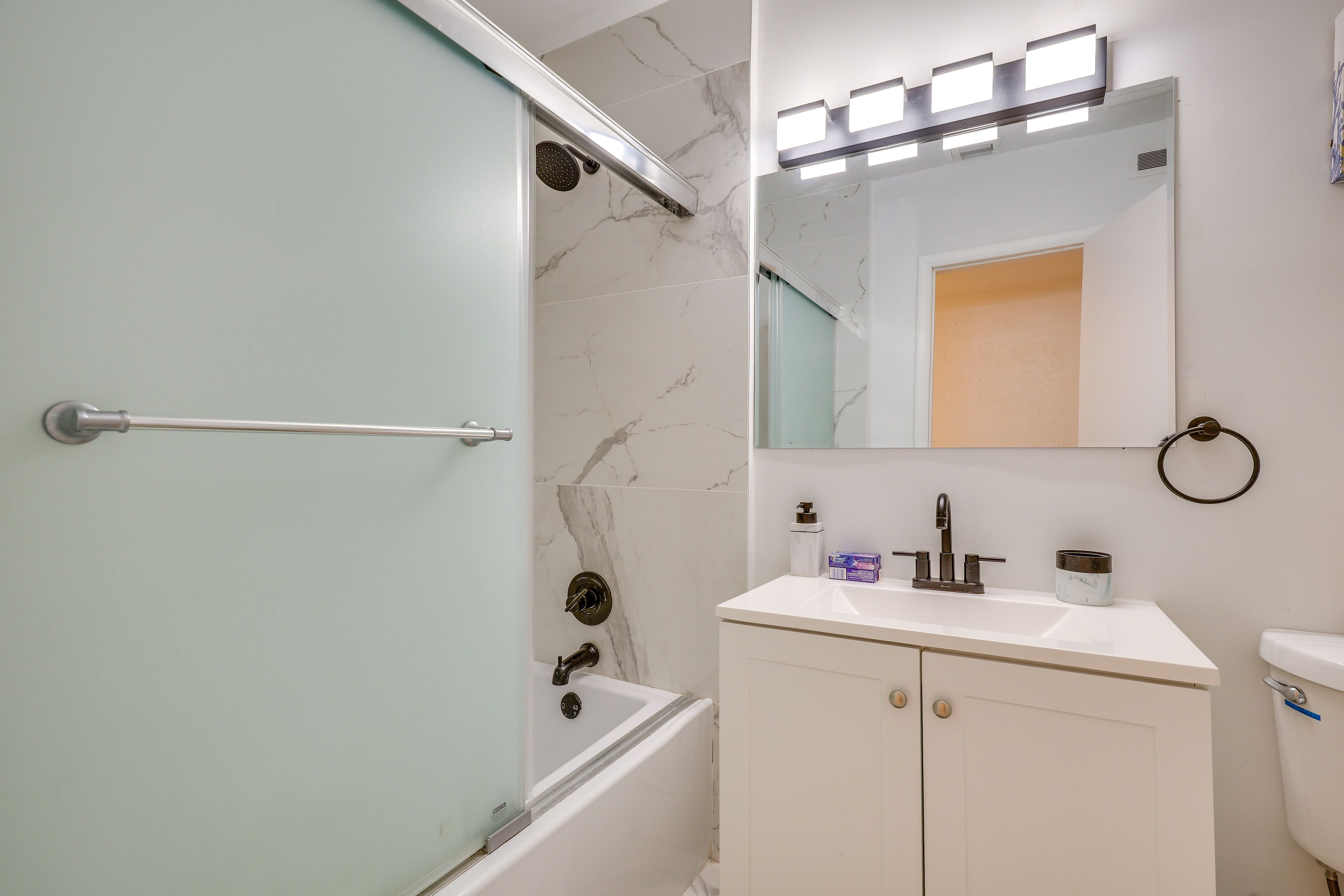 Full Bathroom | Towels Provided