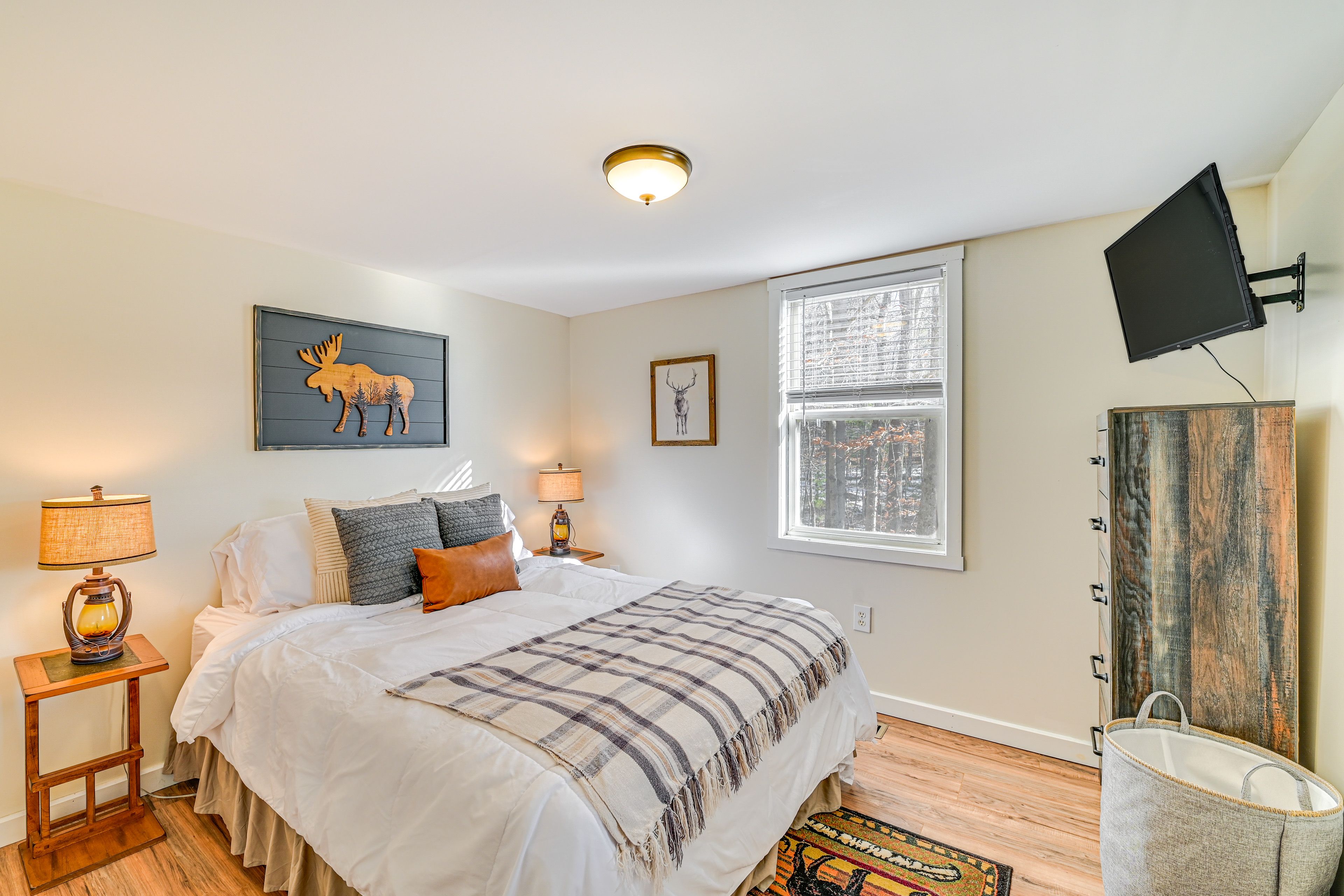 Bedroom | Queen Bed | 1st Floor | Linens Provided