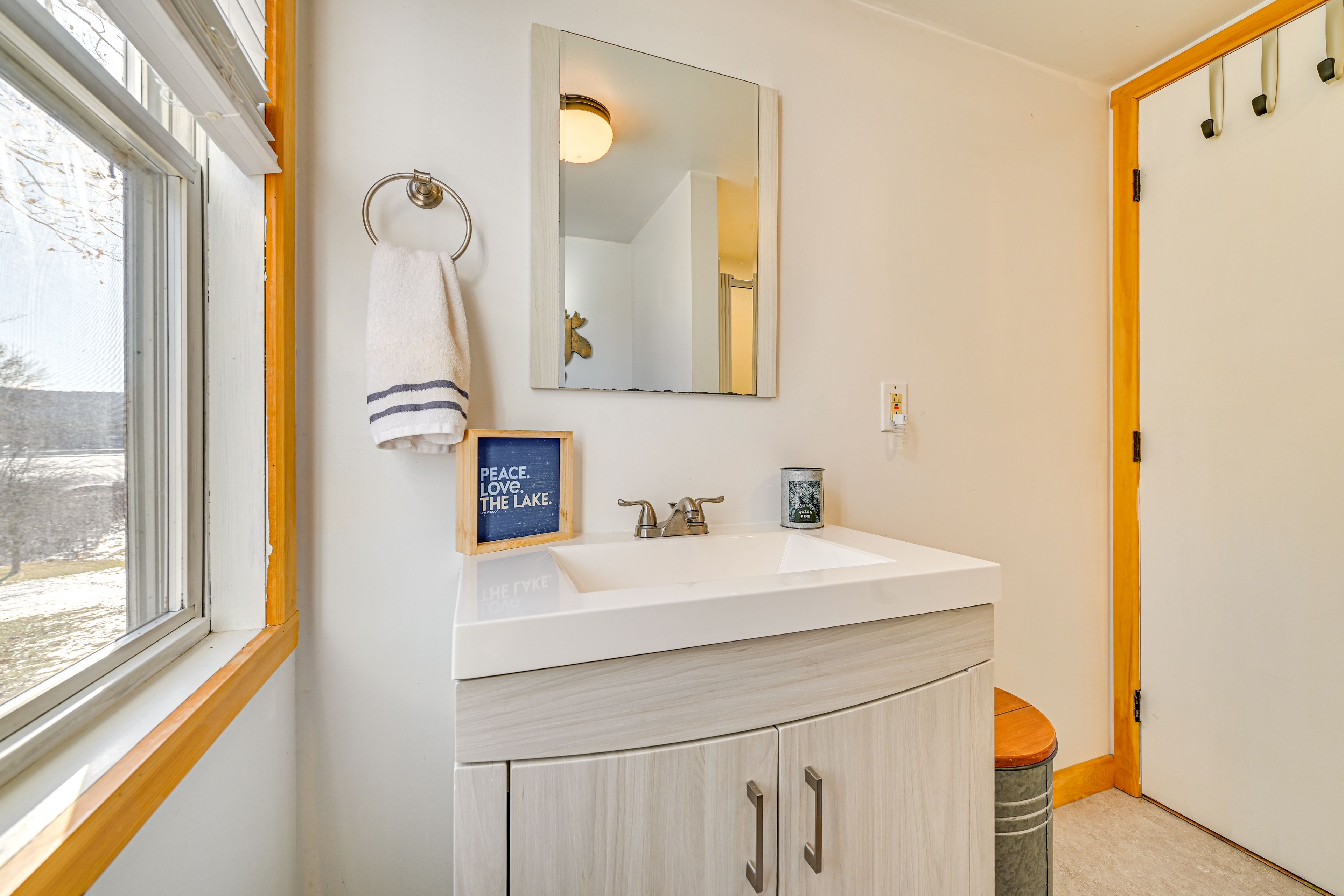 Full Bathroom | 1st Floor | Towels Provided