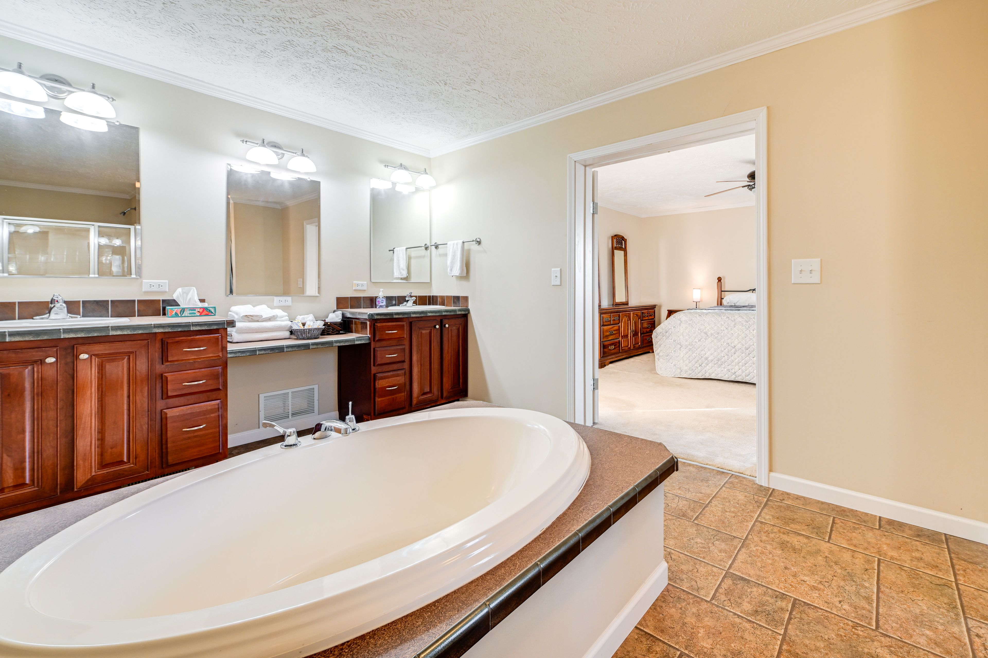 Full Bathroom | Towels Provided