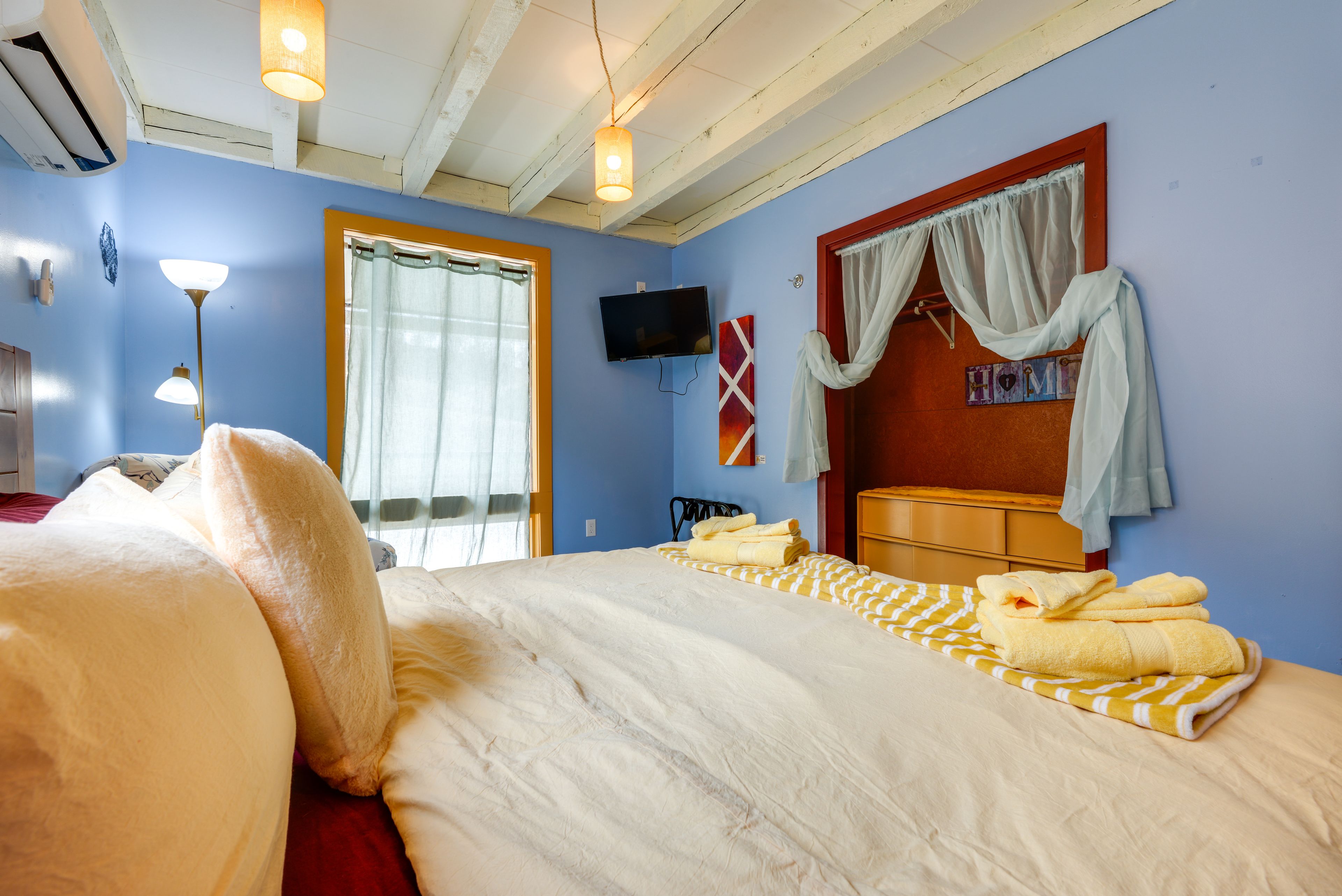 Bedroom 1 | King Bed | 1st Floor | Linens Provided
