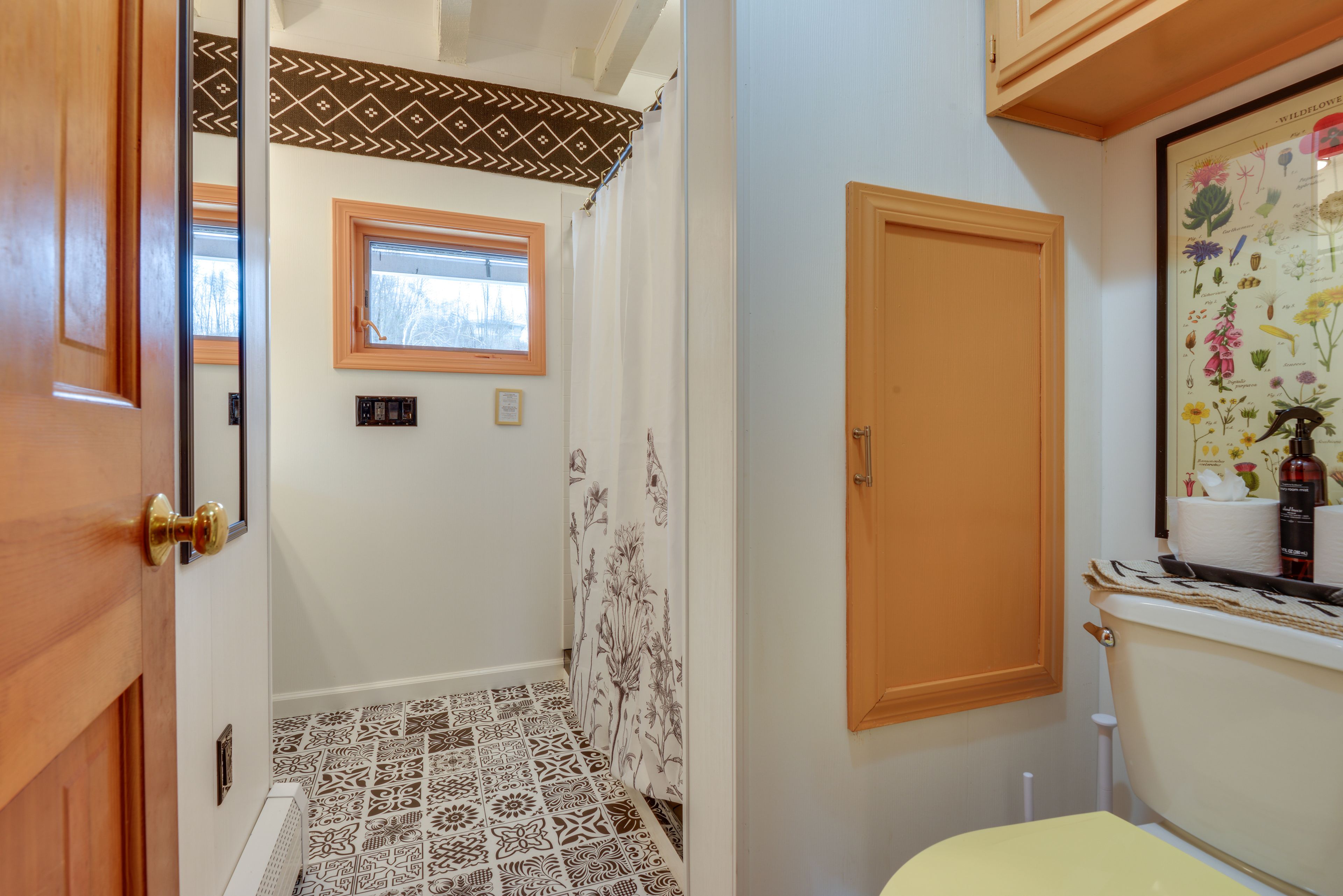 Full Bathroom | 1st Floor | Towels Provided | Hair Dryer