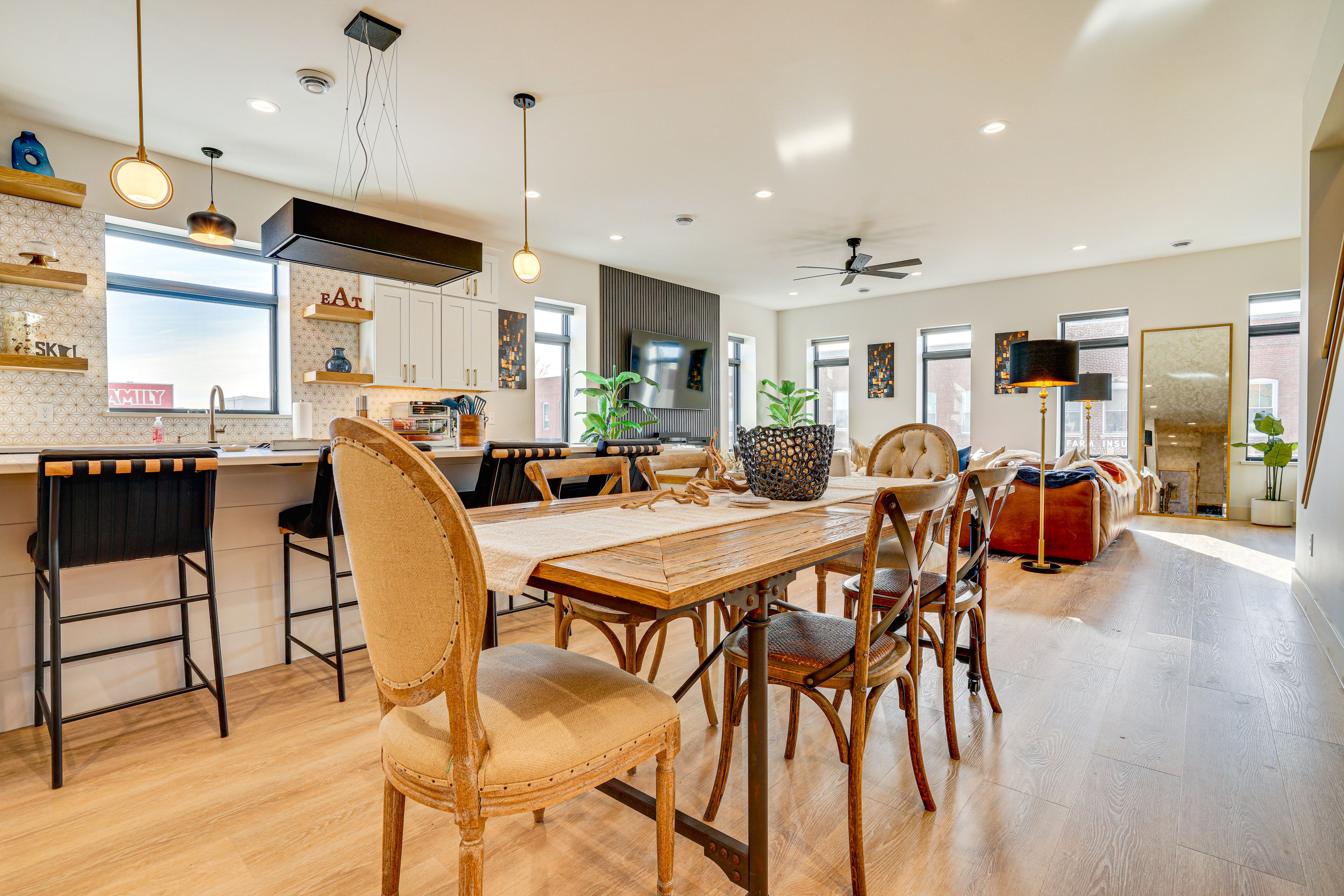 Dining Area | Dishware & Flatware Provided