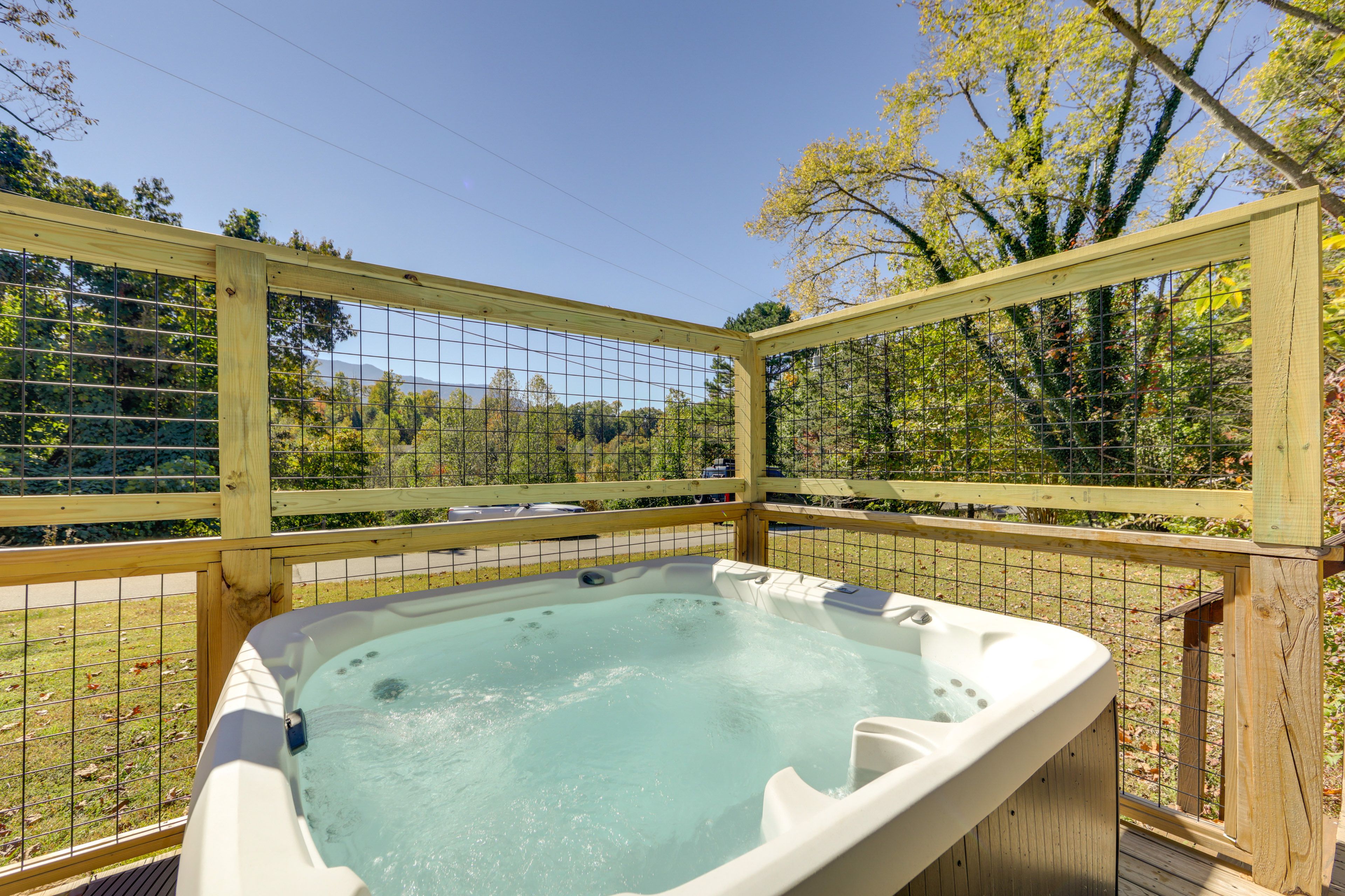 Gatlinburg Vacation Rental | 3BR | 3BA | 1 Step Required | 2,000 Sq Ft
