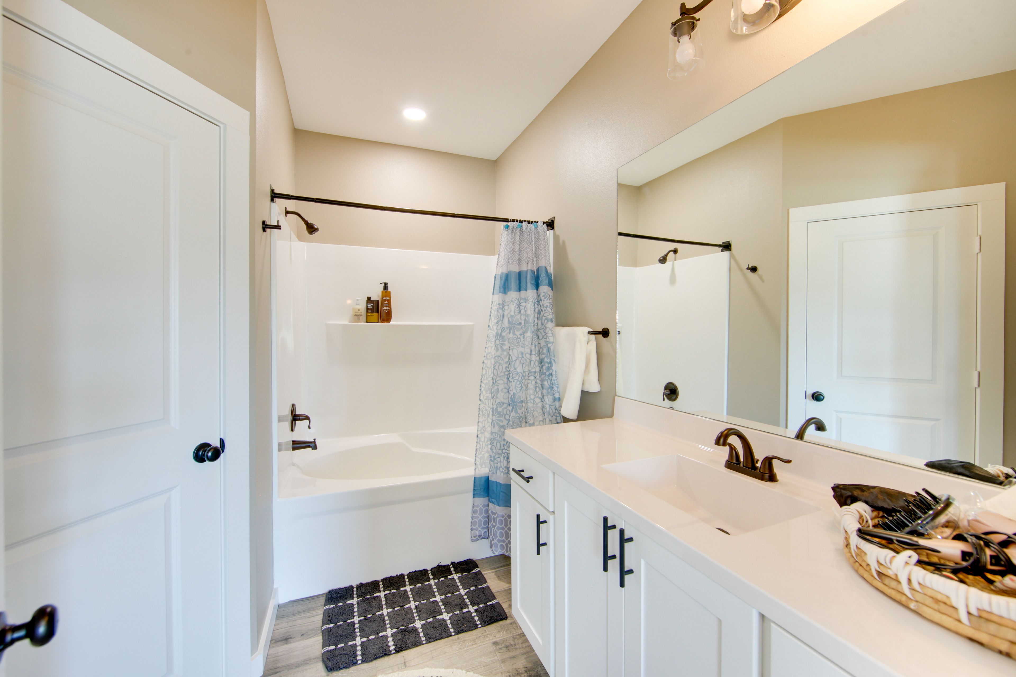 Full Bathroom | Towels Provided