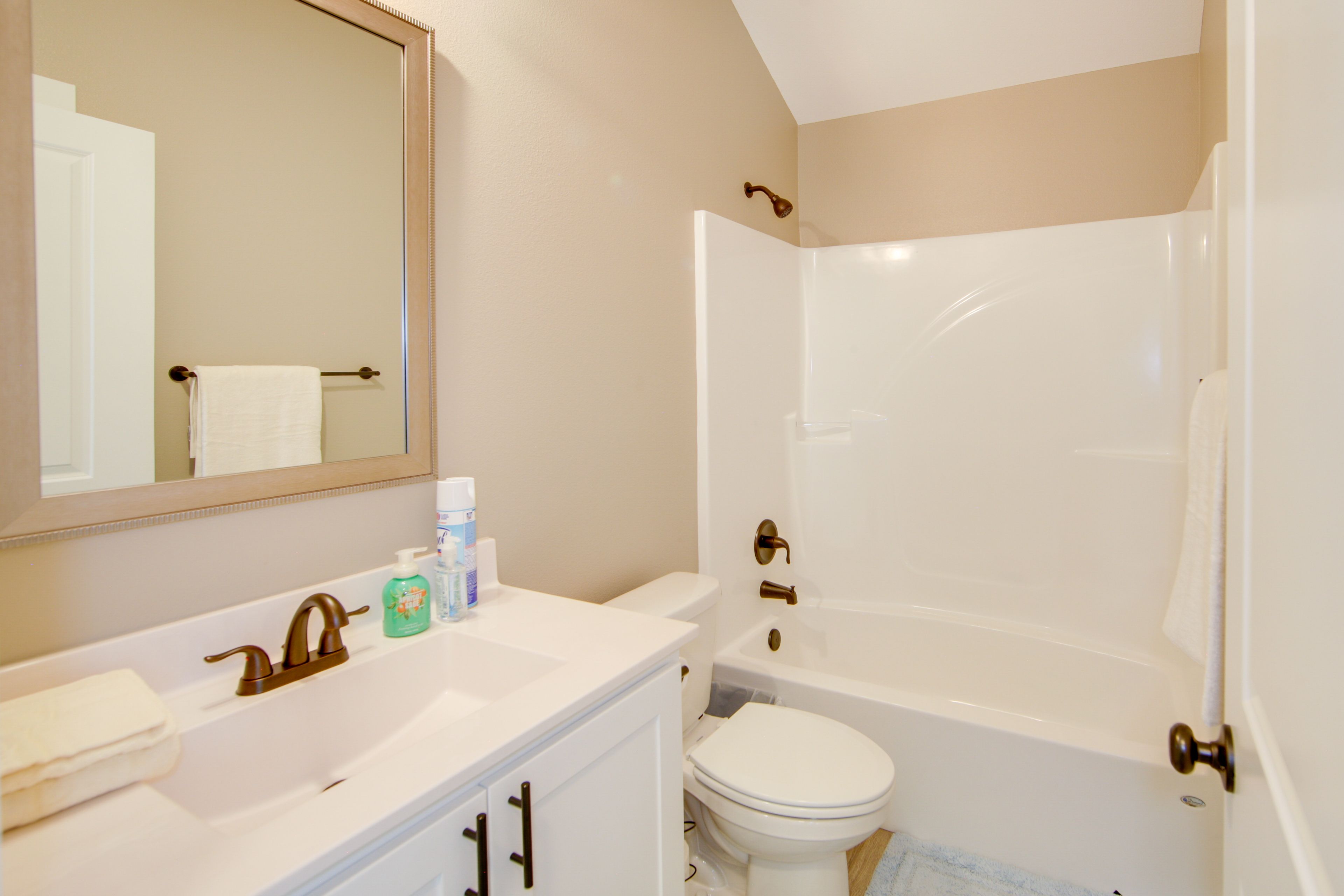 Full Bathroom | Towels Provided