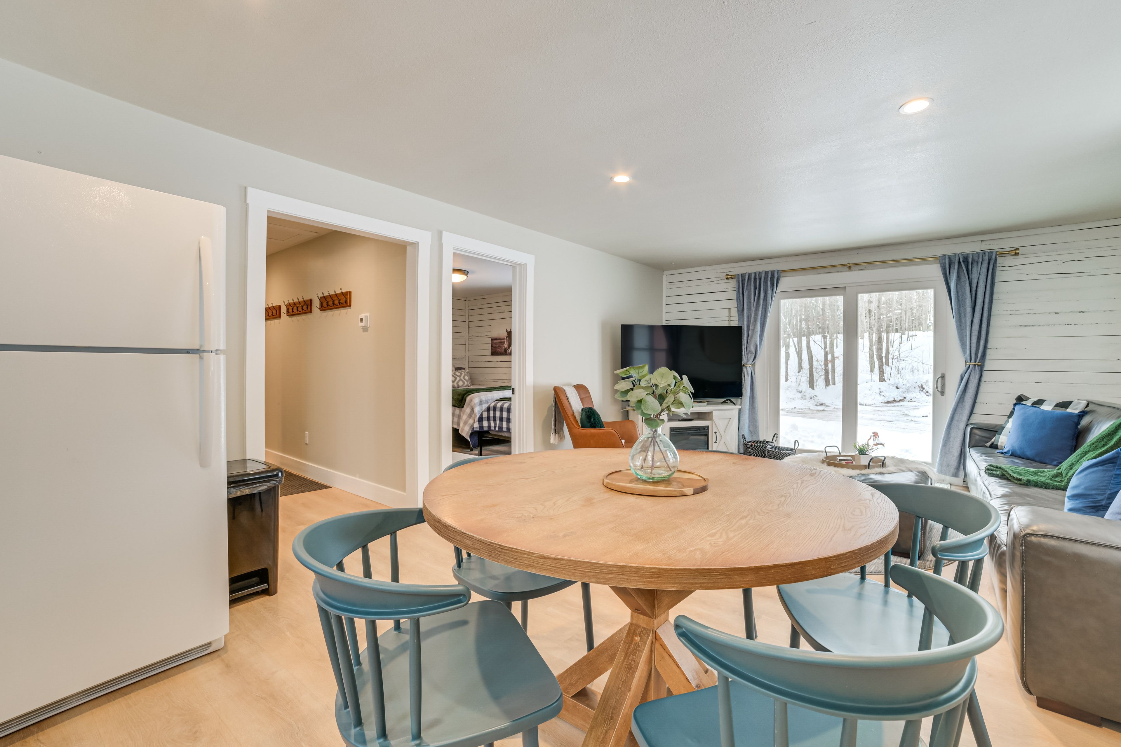 Dining Area | Dishware/Flatware