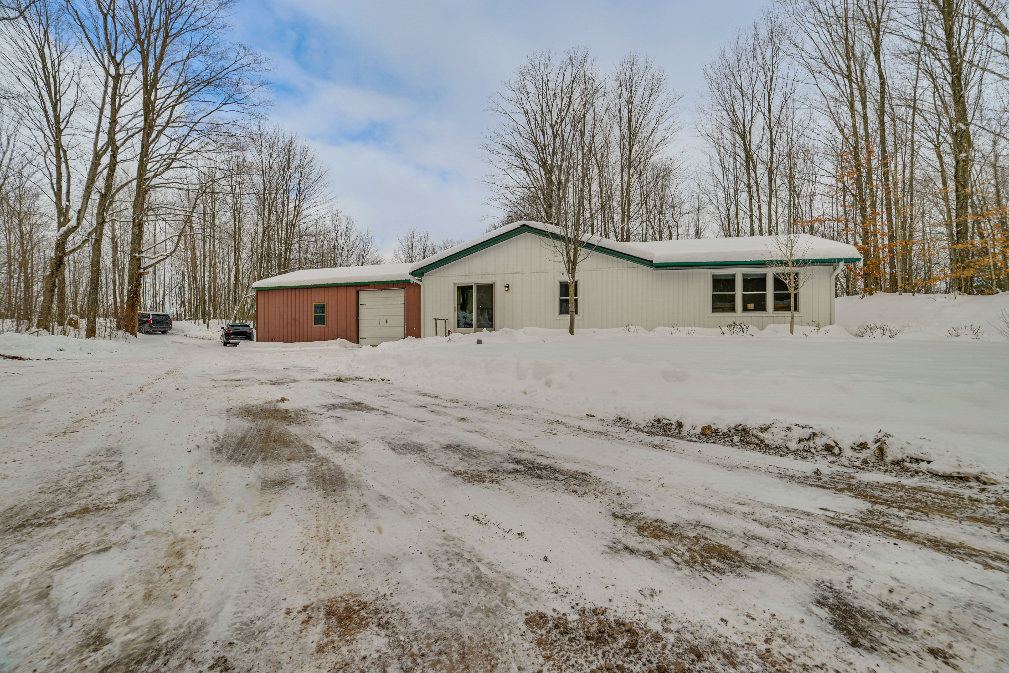 Parking | Garage (1 Vehicle) | Driveway (4 Vehicles) | RV/Trailer Parking