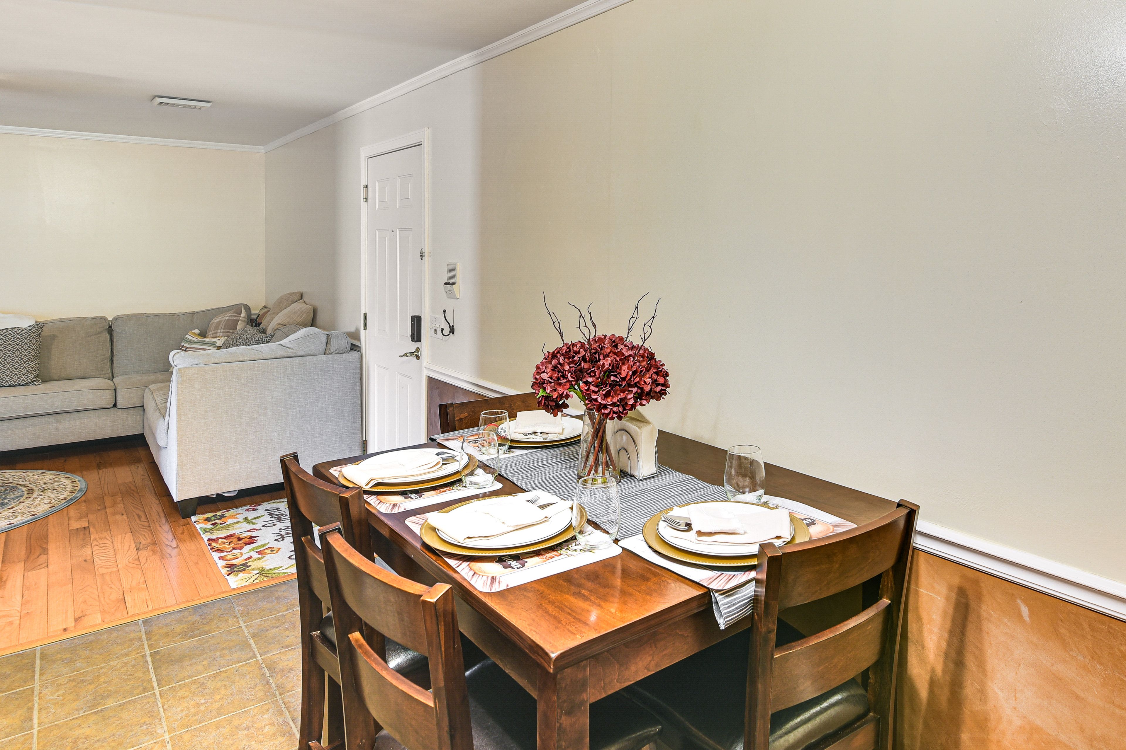 Dining Area | Dishware/Flatware Provided