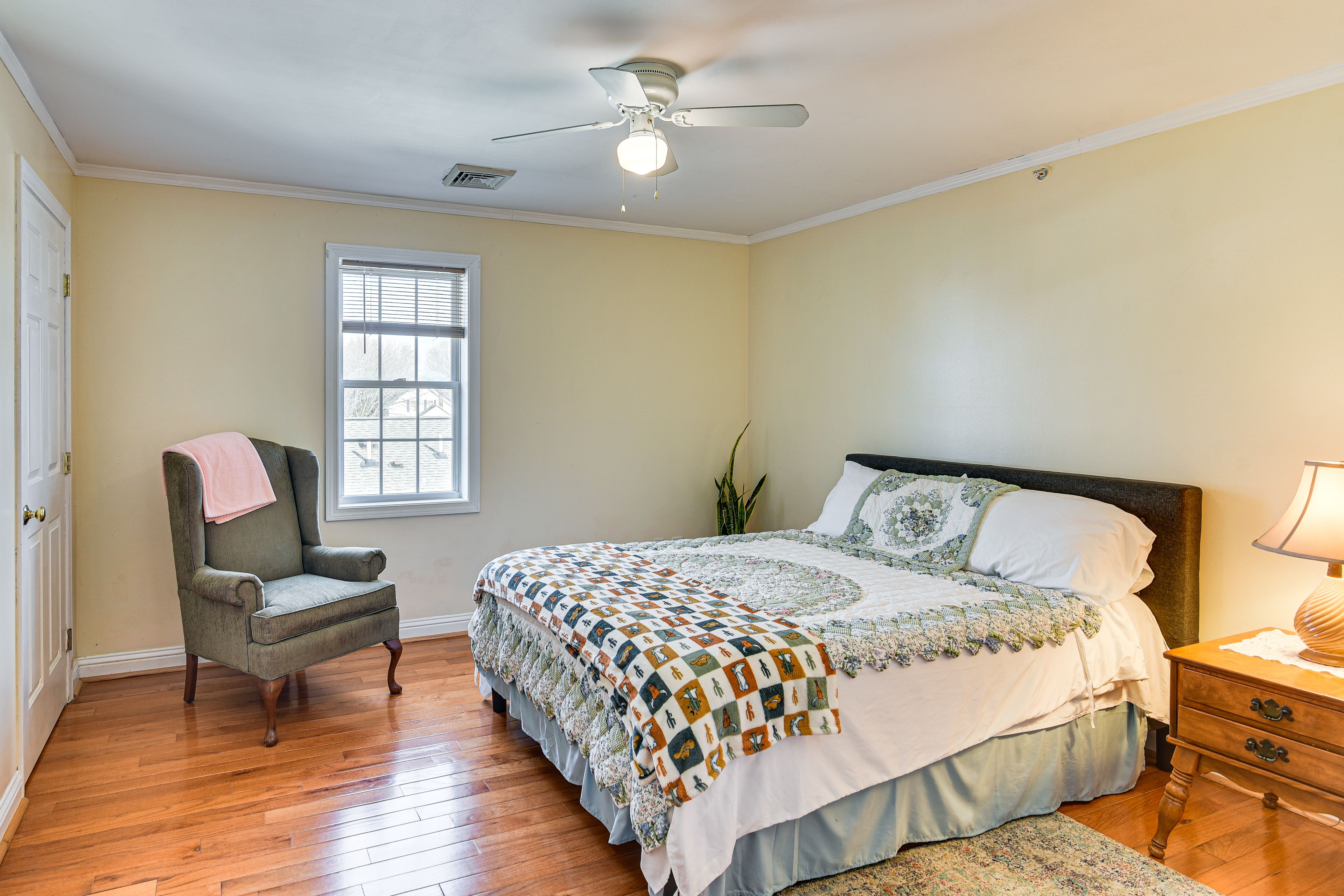 Bedroom 1 | Queen Bed