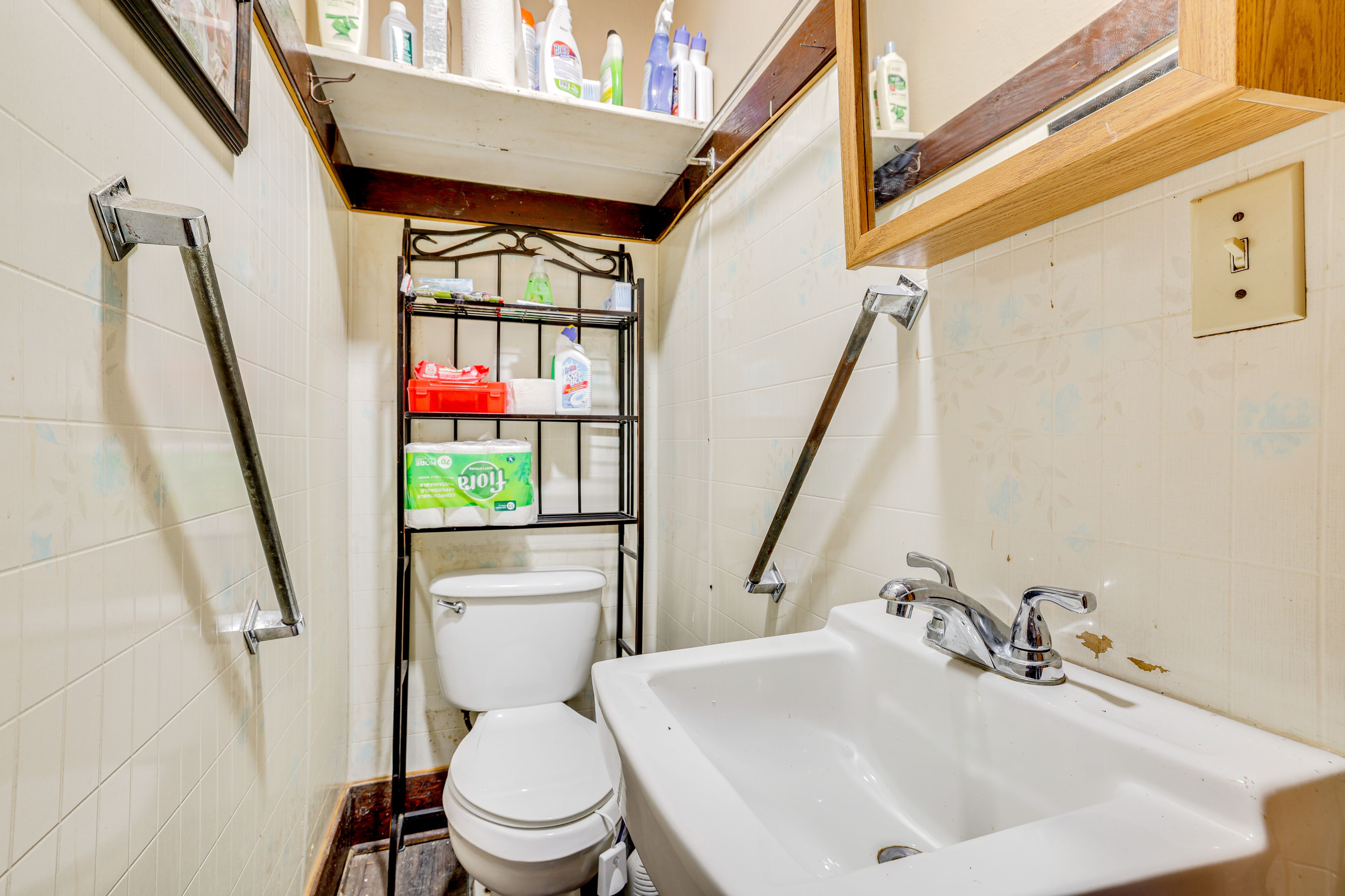 Half Bathroom | 1st Floor | Towels Provided