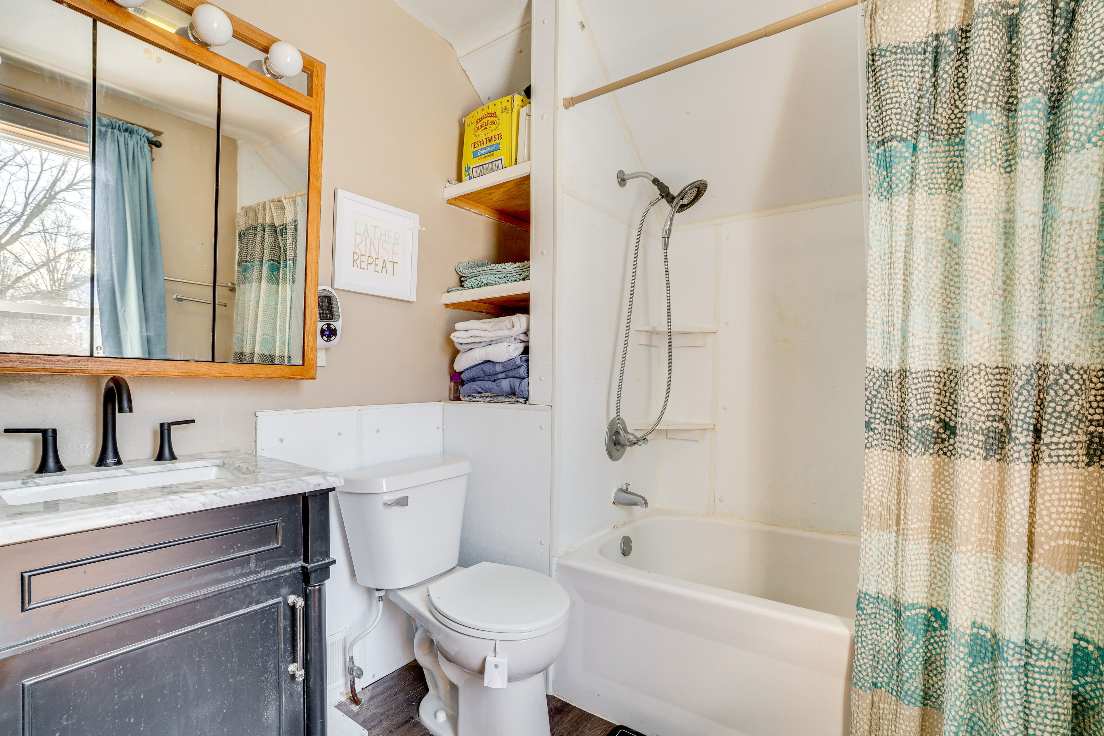Full Bathroom | 2nd Floor | Shower/Tub Combo