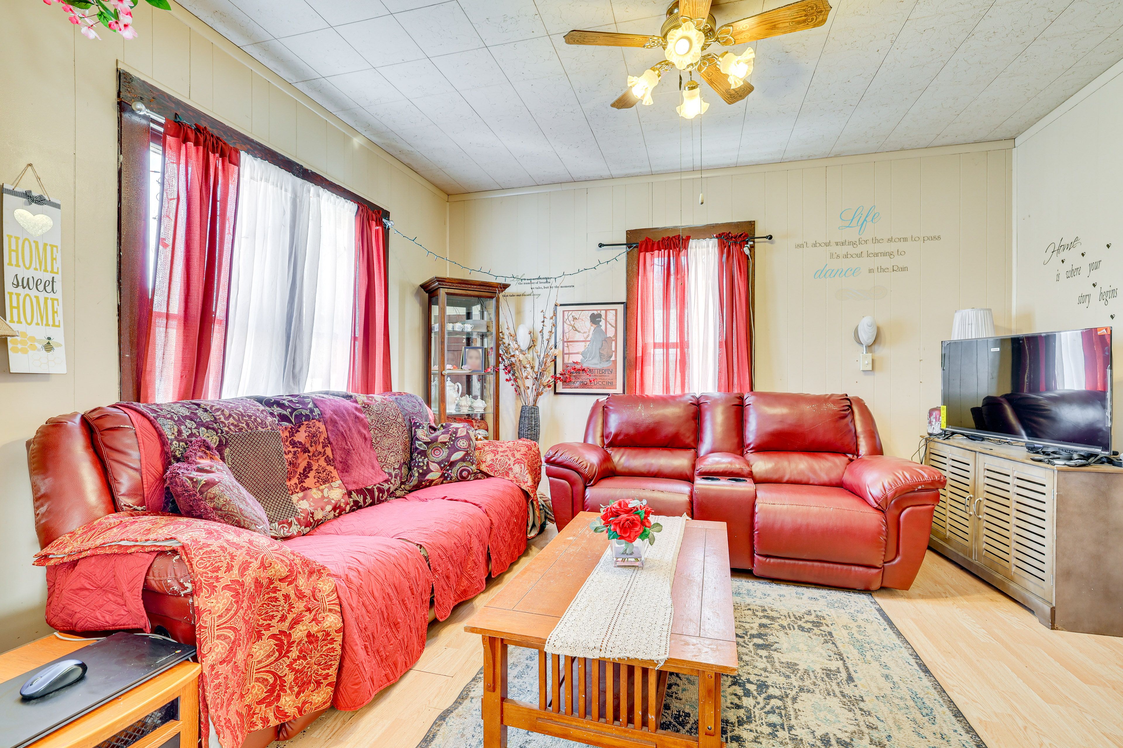 Living Room | 1st Floor | Smart TV | Free WiFi