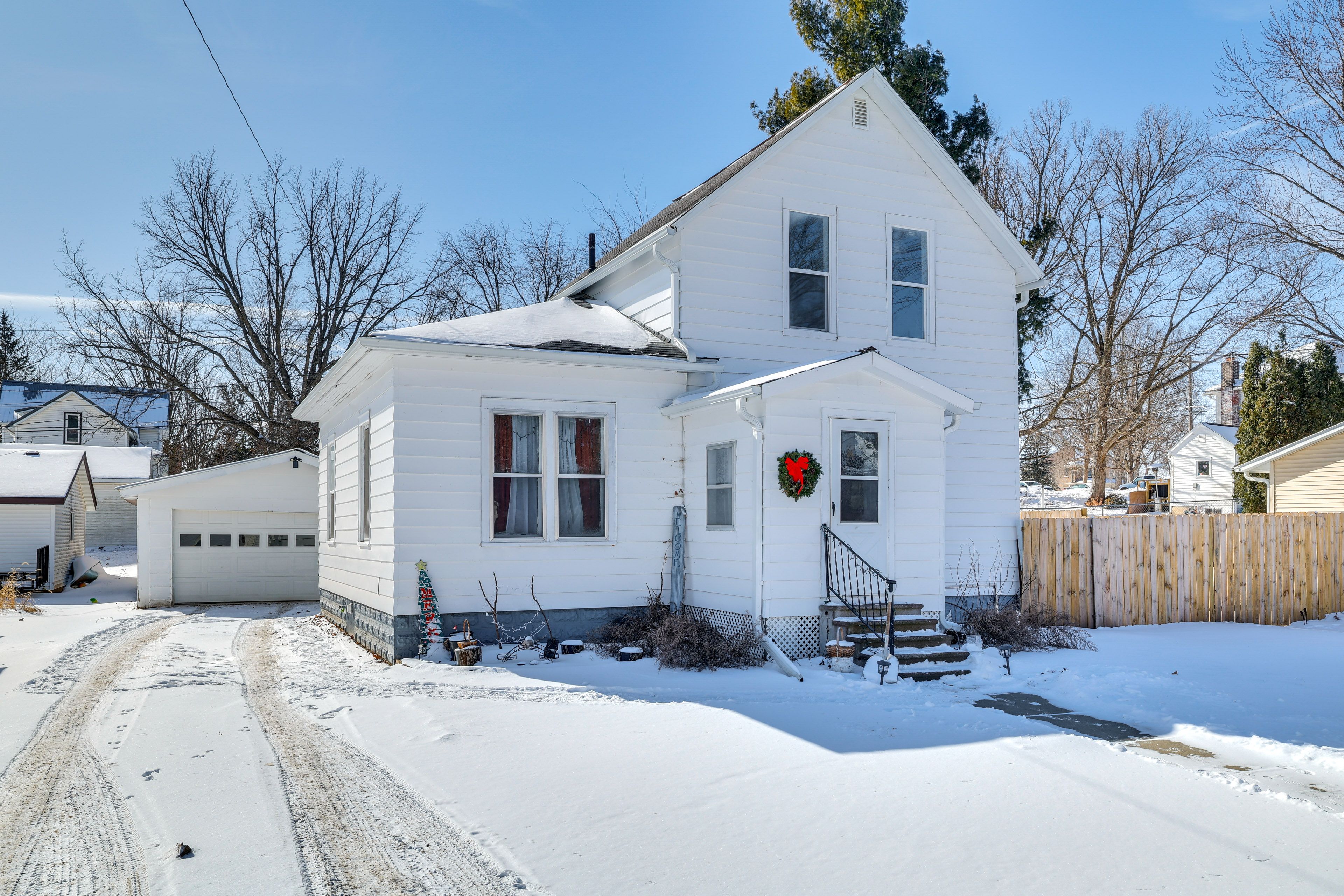 Parking | Driveway (4 Vehicles) | RV/Trailer Parking Allowed | Free Street