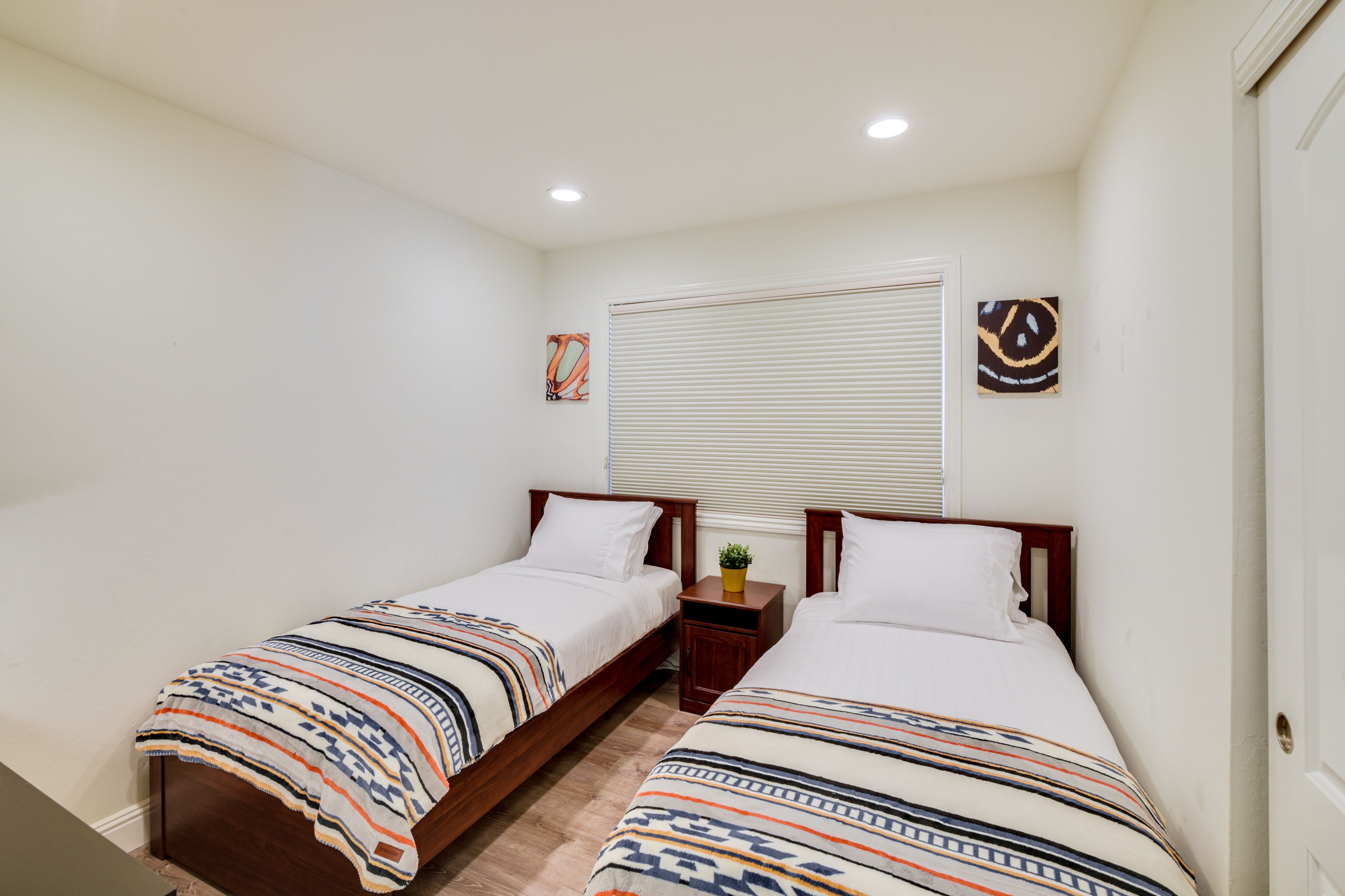Bedroom 3 | 2 Twin Beds | Laptop-Friendly Workspace