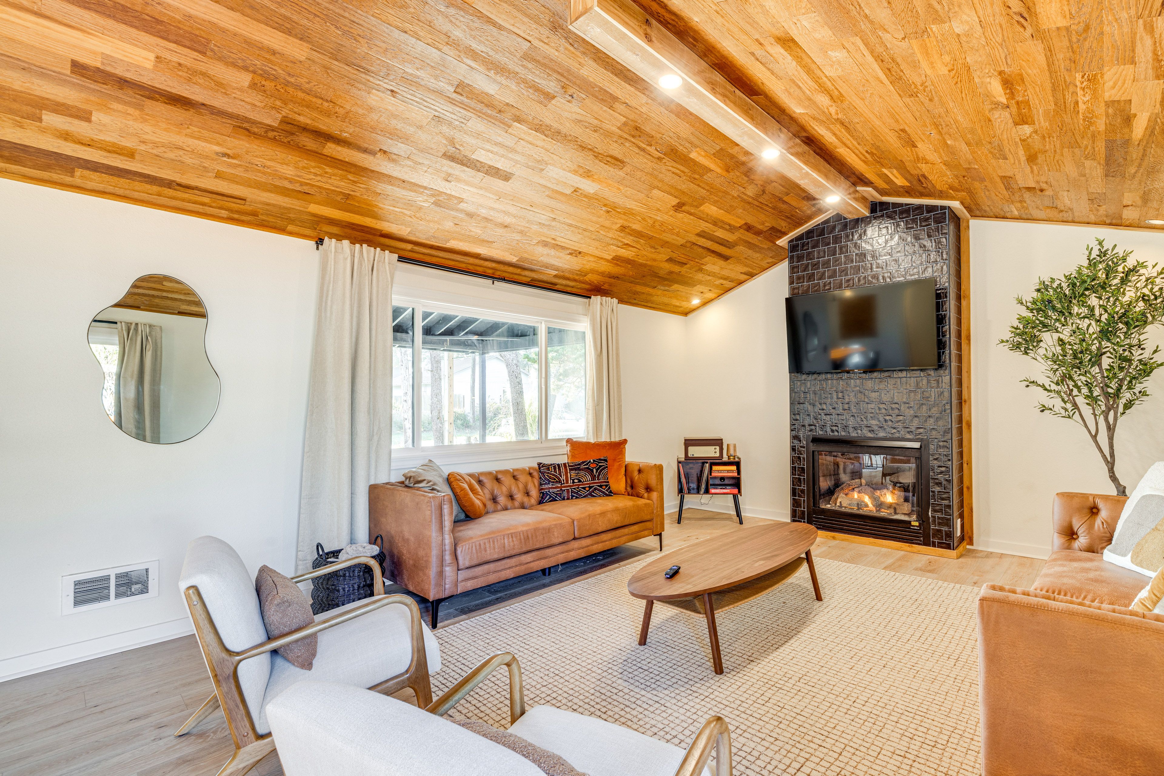 Living Room | Smart TV | Gas Fireplace