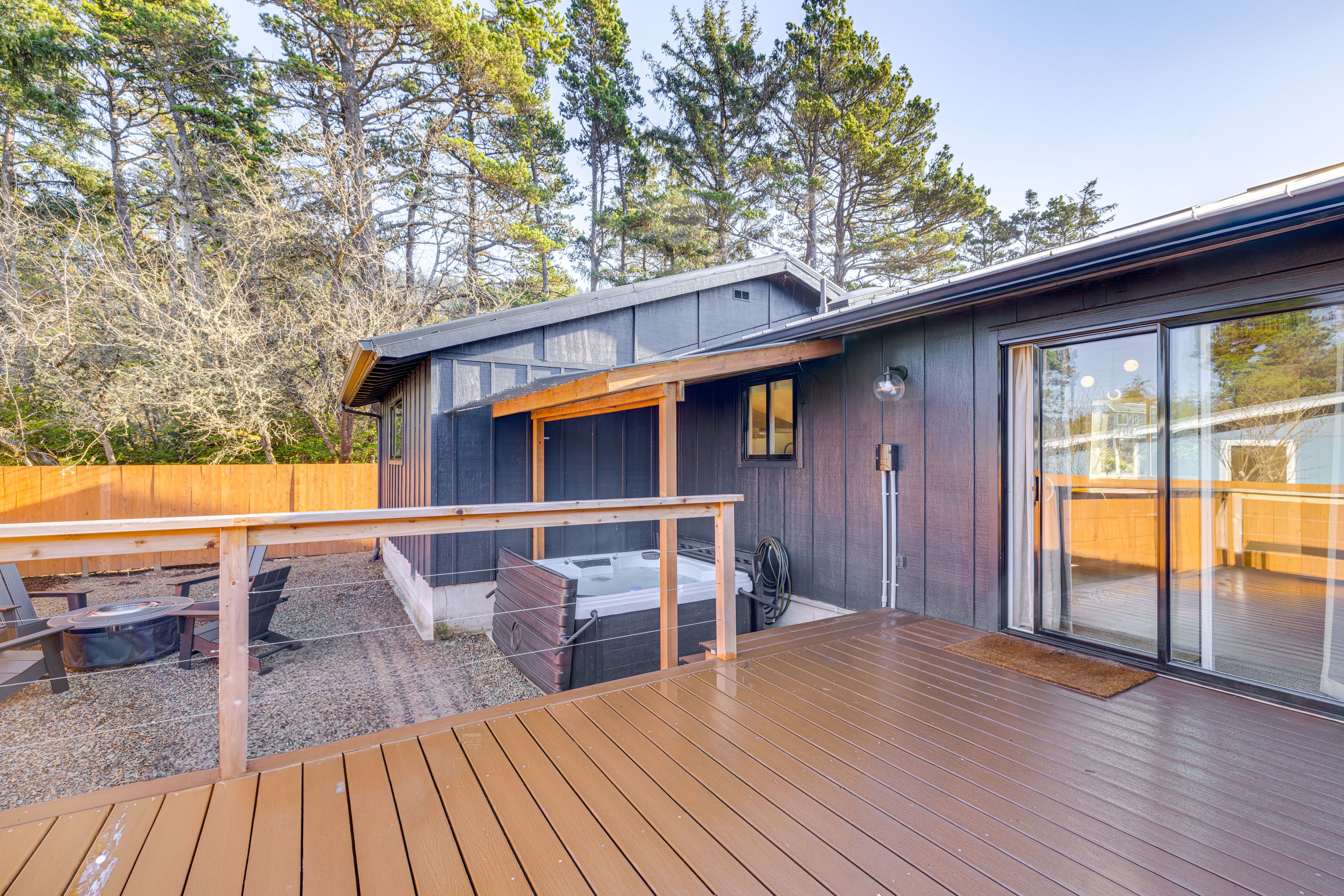 Deck | Fenced-In Yard | Hot Tub | Fire Pit