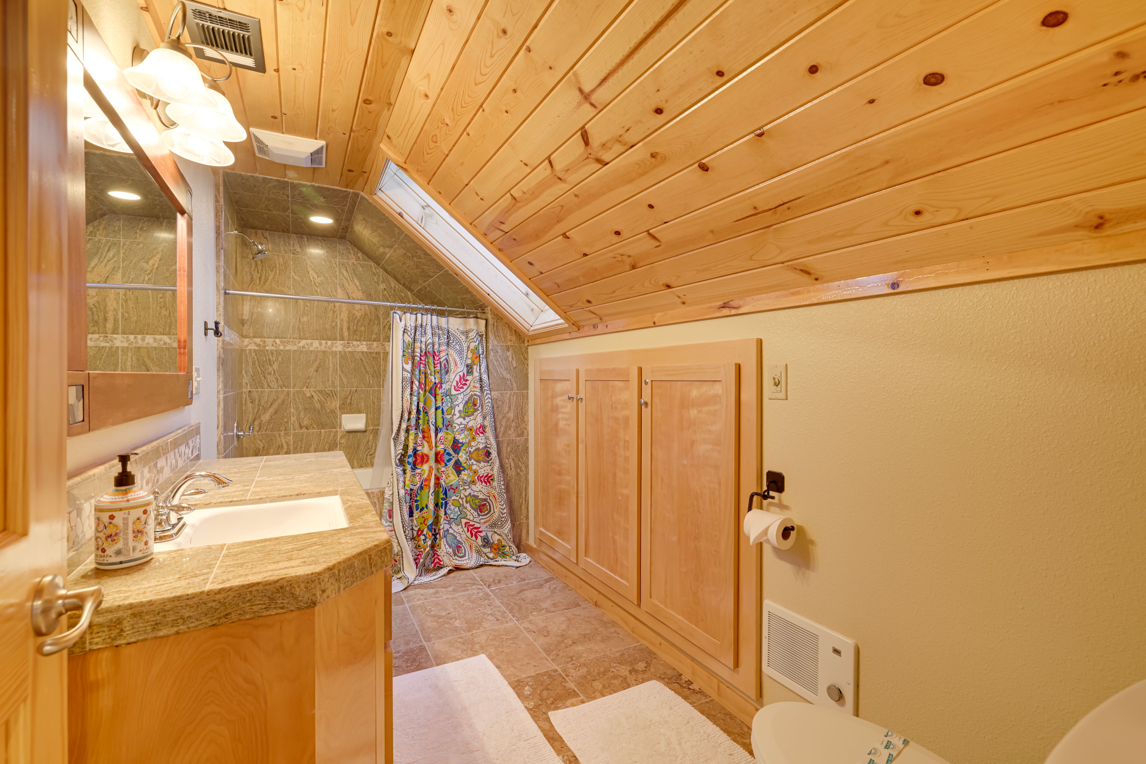 Full Bath | Towels | Hair Dryer | Upper Level