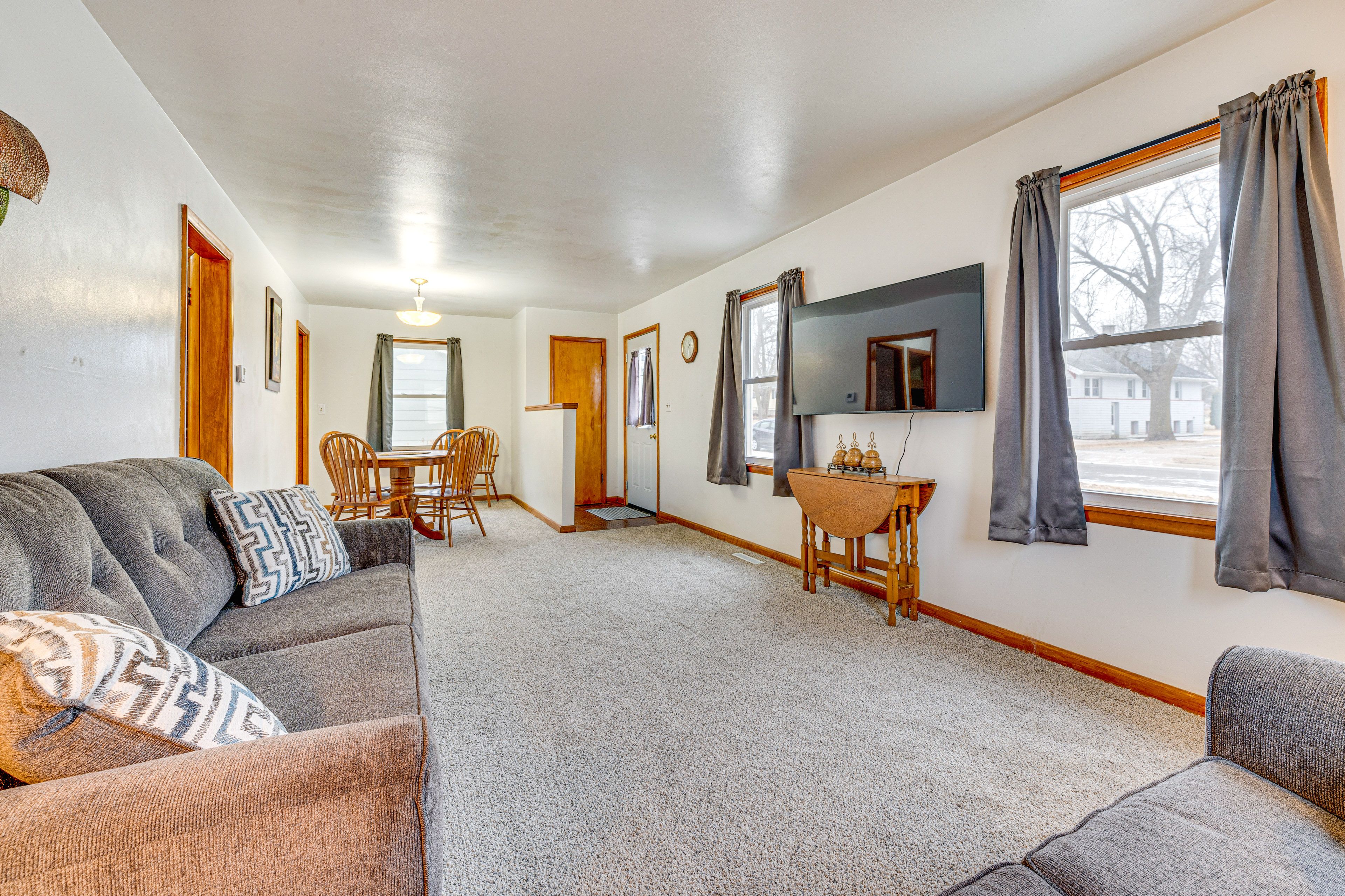 Lake Mills Vacation Rental | 3BR | 1.5BA | 900 Sq Ft | Stairs Required