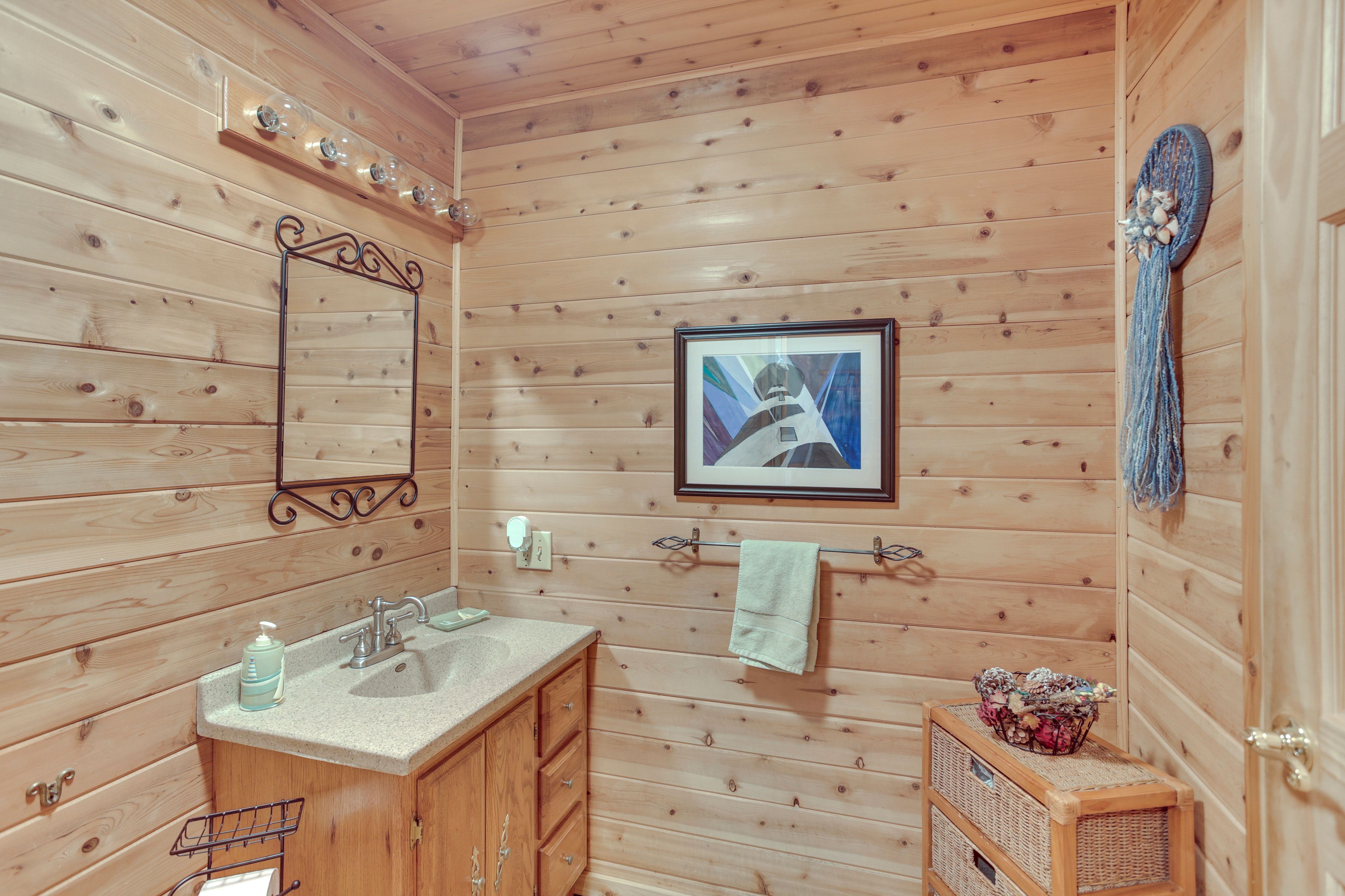 En-Suite Bathroom | 1st Floor | Towels Provided