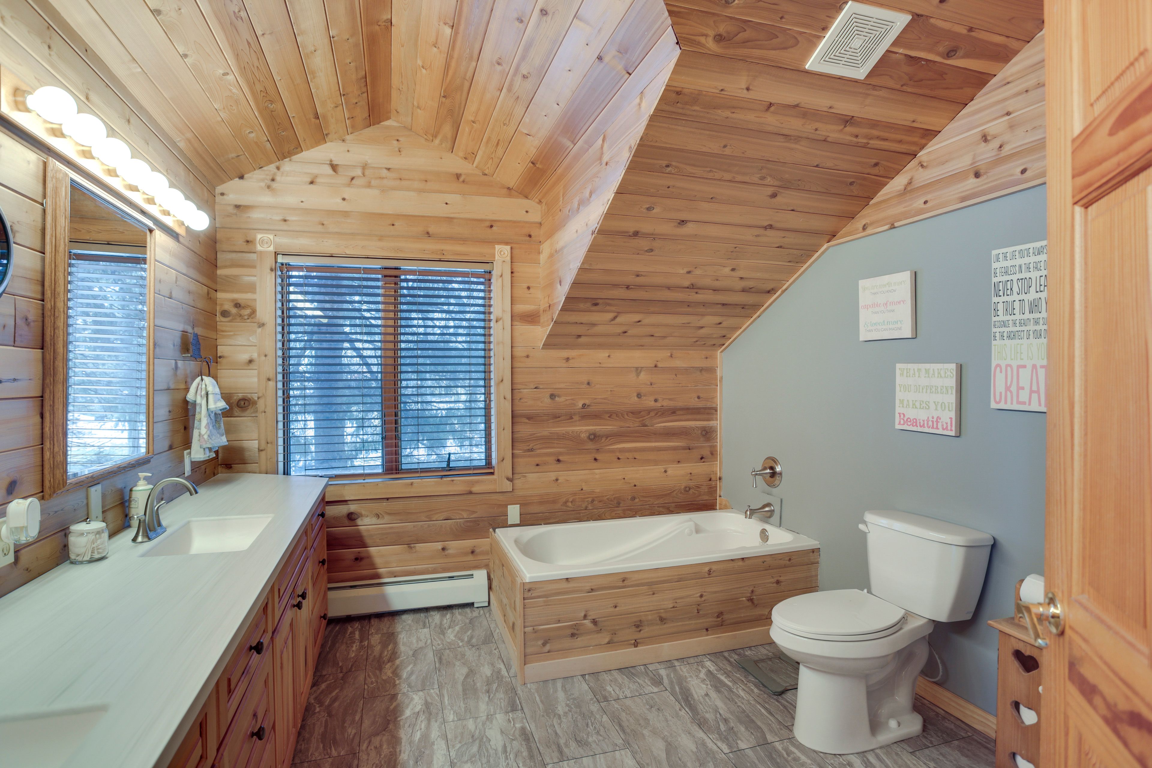 En-Suite Bathroom | 2nd Floor | Complimentary Toiletries
