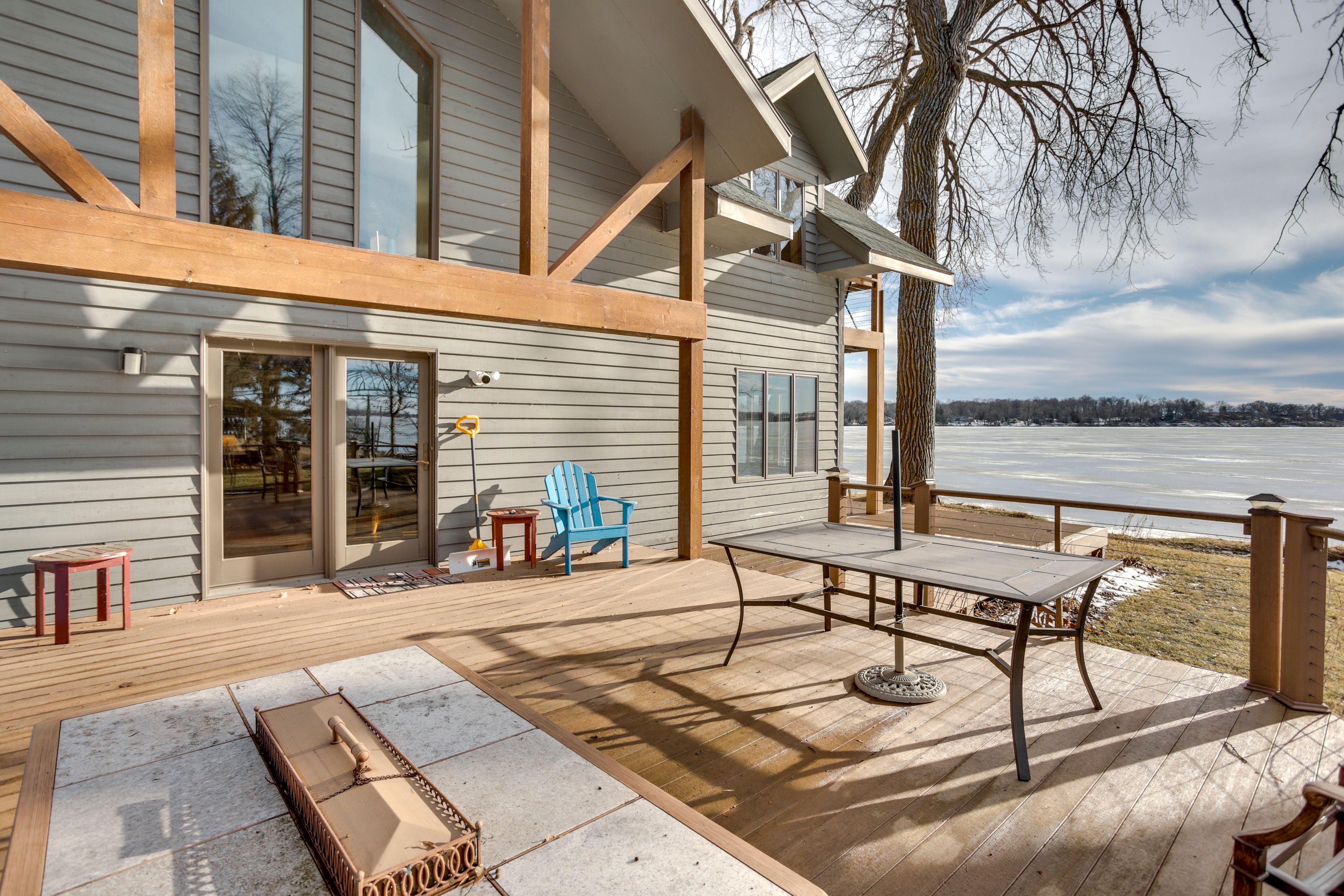 Deck | Gas Grill & Fire Pit | Dining Table