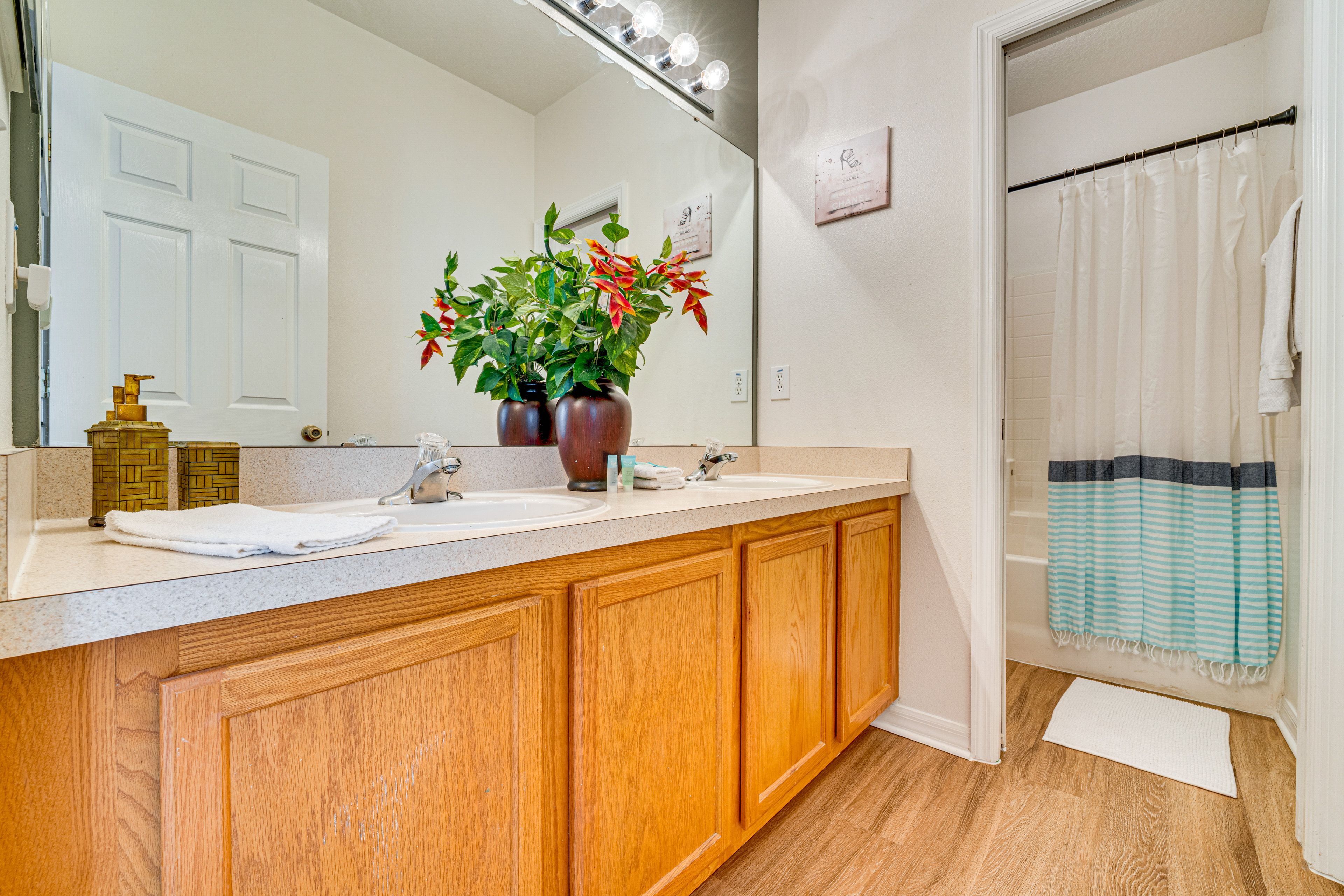 Full Bathroom | Complimentary Toiletries | Towels Provided | Hair Dryer