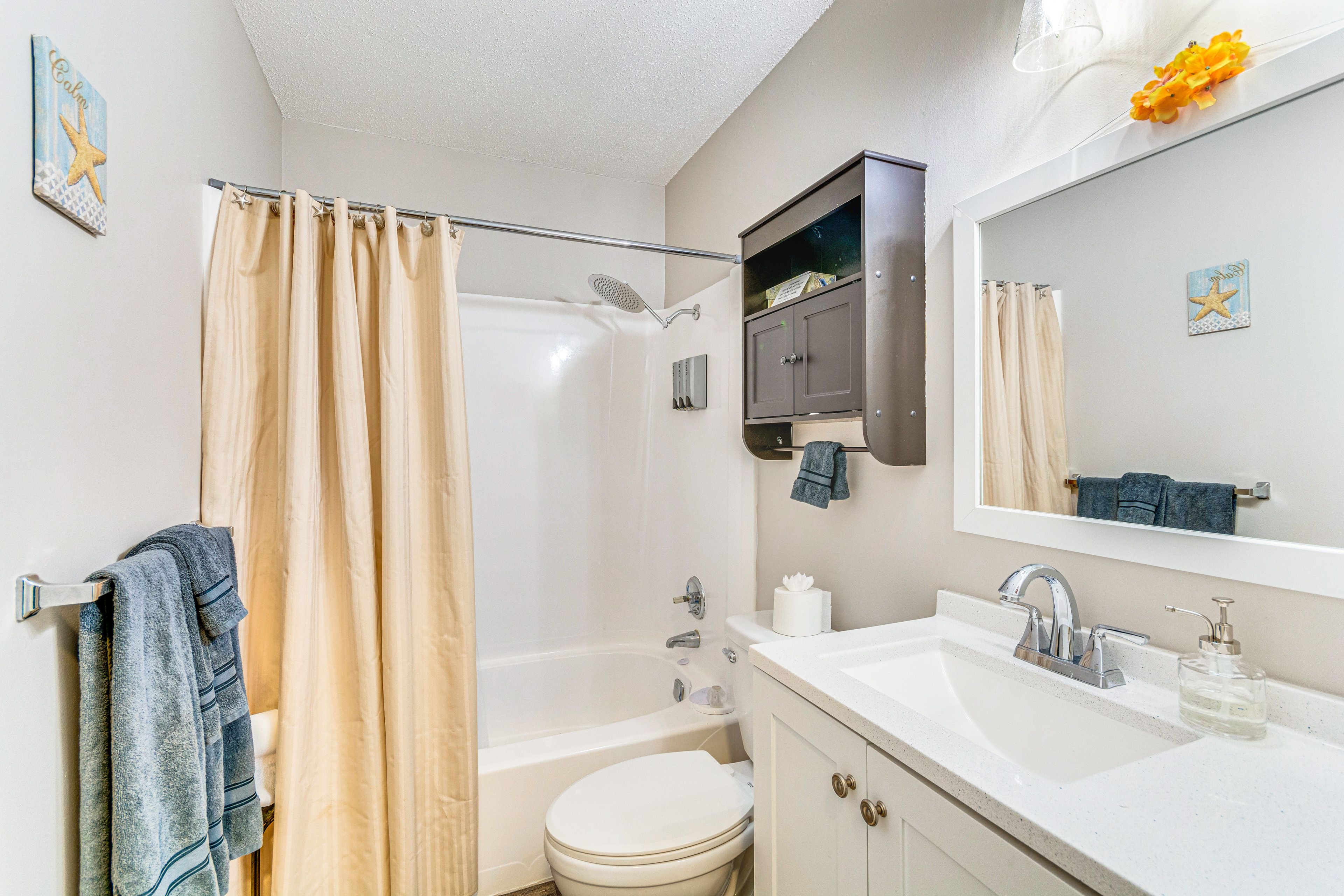 Full Bathroom | 2nd Floor | Towels Provided